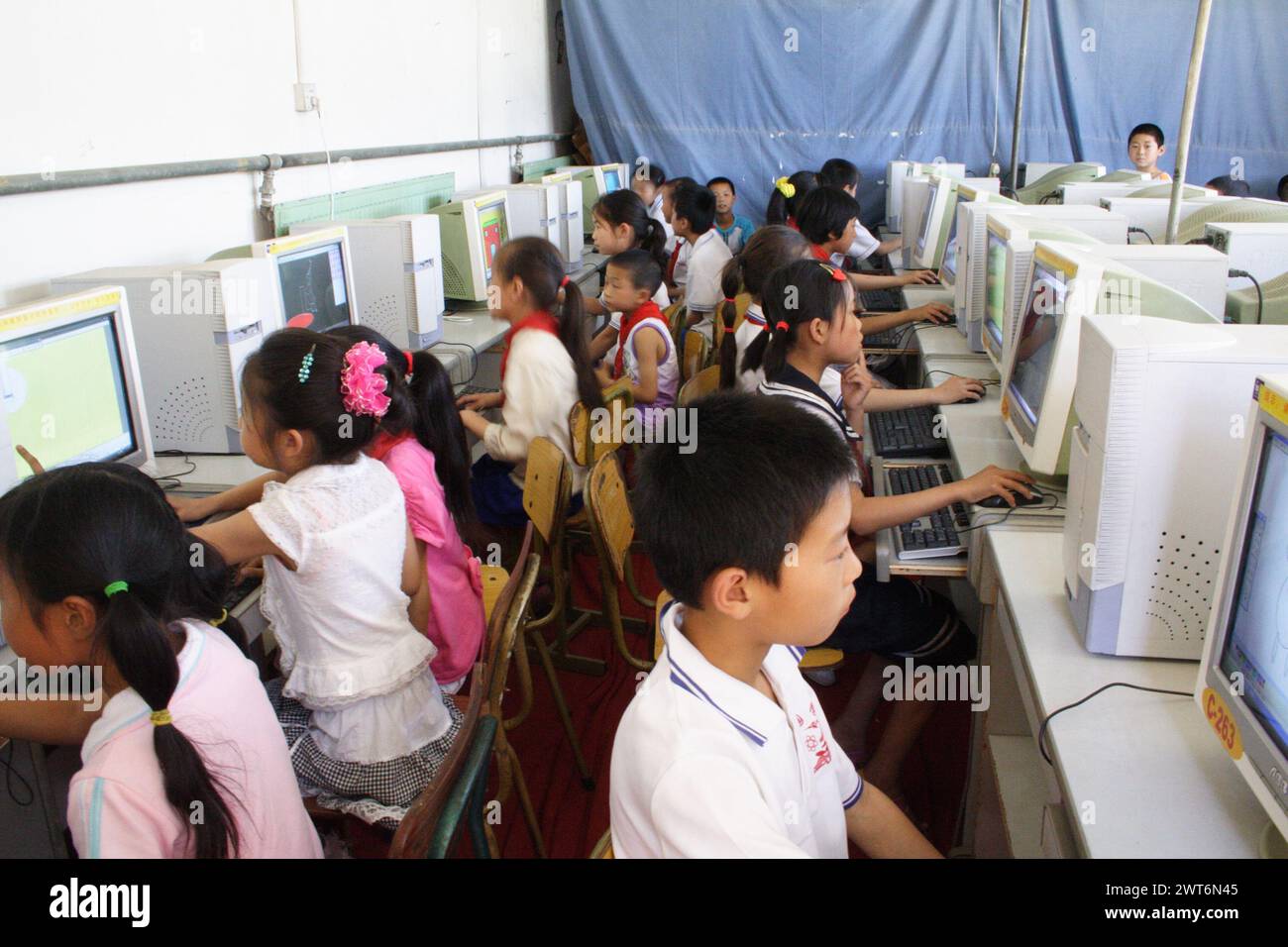 Premières leçons d'informatique pour enfants, province du Shanxi, Chine Banque D'Images
