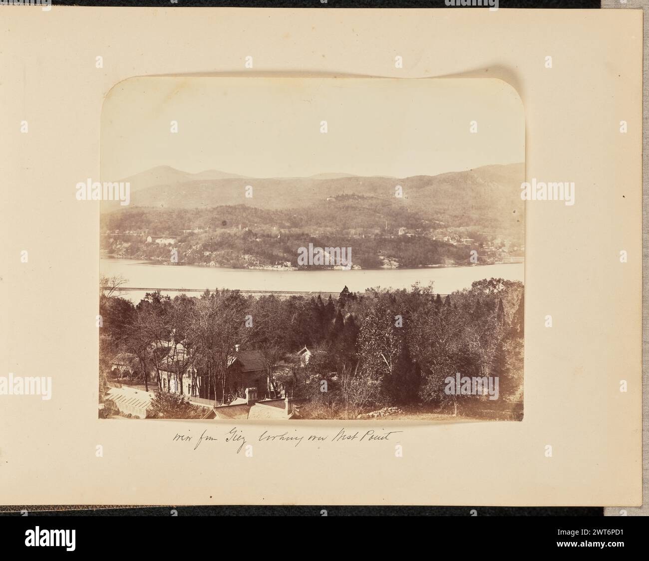 Vue de Giez surplombant West point. Probablement Charles de Rham, photographe (américain, 1822 - 1909) vers 1860–1870 Une vue donnant sur le fleuve Hudson en direction de l'académie militaire des États-Unis à West point. Il y a quelques maisons et des arbres denses au premier plan. Les collines peuvent être vues au loin au-delà de la rive opposée de la rivière. (Recto, monture) en bas au centre, encre noire : 'vue de Giez regardant au-dessus de West point' ; (verso, monture) en bas à gauche, crayon : 'A24.76'; Banque D'Images