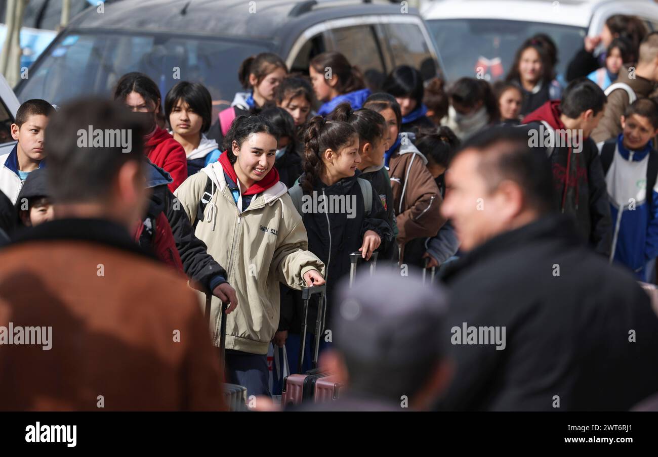 Urumqi, région autonome ouïgur du Xinjiang. 26 février 2024. Les étudiants qui sont sur le point de retourner à l'école attendent en ligne dans le canton de Xihxu du comté de Yecheng, dans la région autonome ouïgur du Xinjiang, au nord-ouest de la Chine, le 26 février 2024. Crédit : HU Huhu/Xinhua/Alamy Live News Banque D'Images