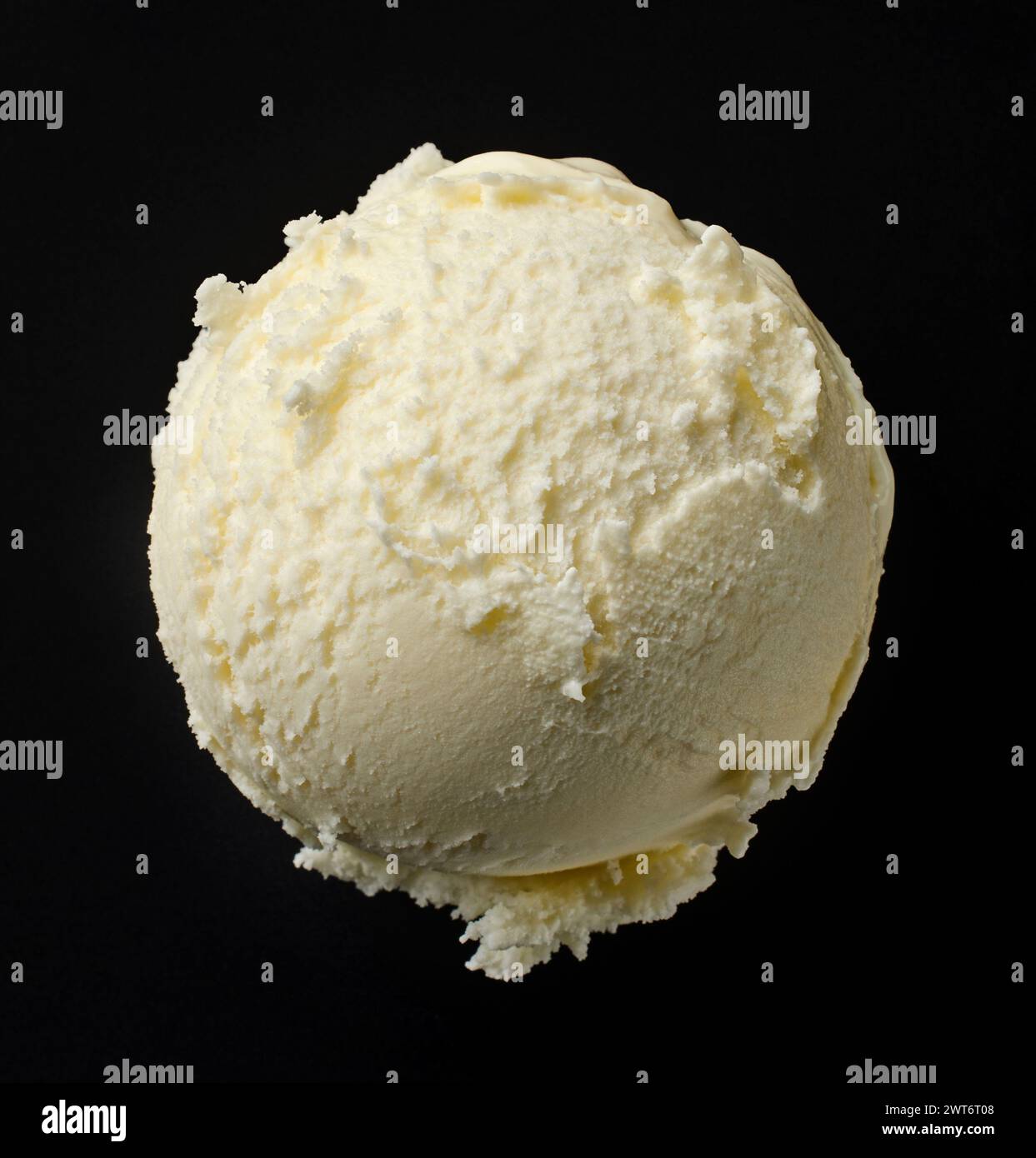 cuillère à crème glacée à la vanille isolée sur fond noir, vue de dessus Banque D'Images