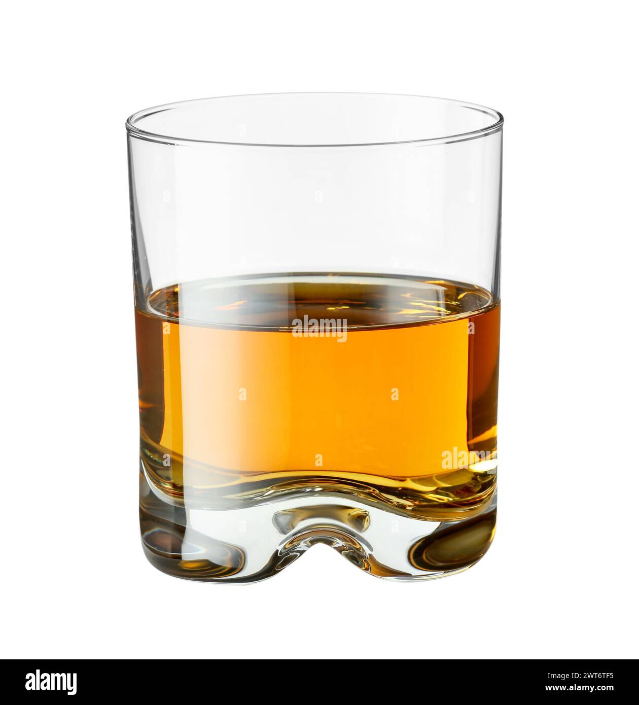 Whisky en verre isolé sur blanc. Boisson alcoolisée Banque D'Images