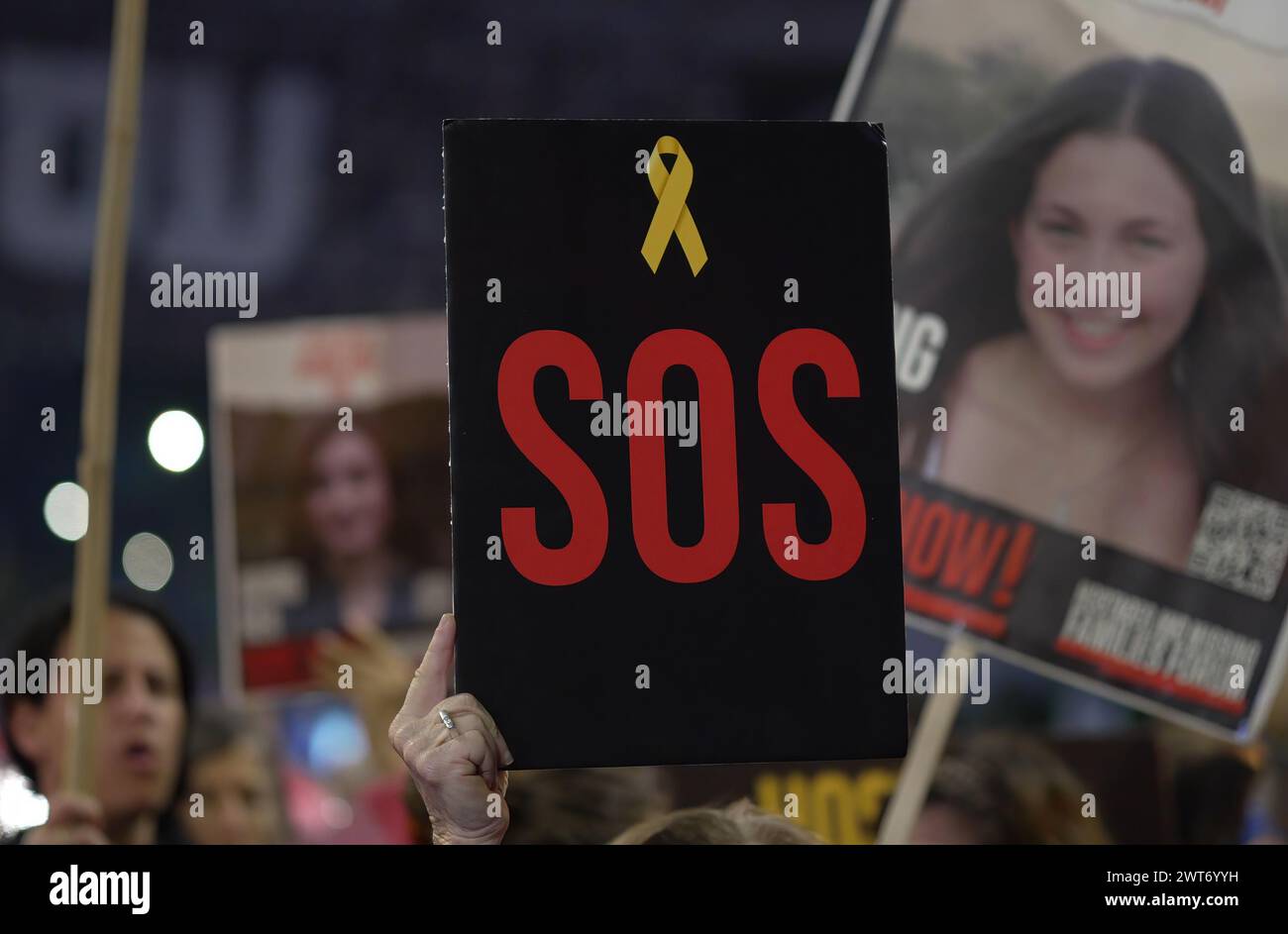 TEL AVIV, ISRAËL - 14 MARS : les familles des otages israéliennes et leurs partisans tiennent des pancartes et chantent lors d'une manifestation appelant à un accord de cessez-le-feu et au retour des otages tout en tenant de larges découpes des 19 femmes israéliennes encore retenues en otage par le Hamas à Gaza le 14 mars 2024 à tel Aviv, Israël. Banque D'Images TEL AVIV, ISRAËL - 14 MARS : les familles des otages israéliennes et leurs partisans tiennent des pancartes et chantent lors d'une manifestation appelant à un accord de cessez-le-feu et au retour des otages tout en tenant de larges découpes des 19 femmes israéliennes encore retenues en otage par le Hamas à Gaza le 14 mars 2024 à tel Aviv, Israël. Banque D'Images