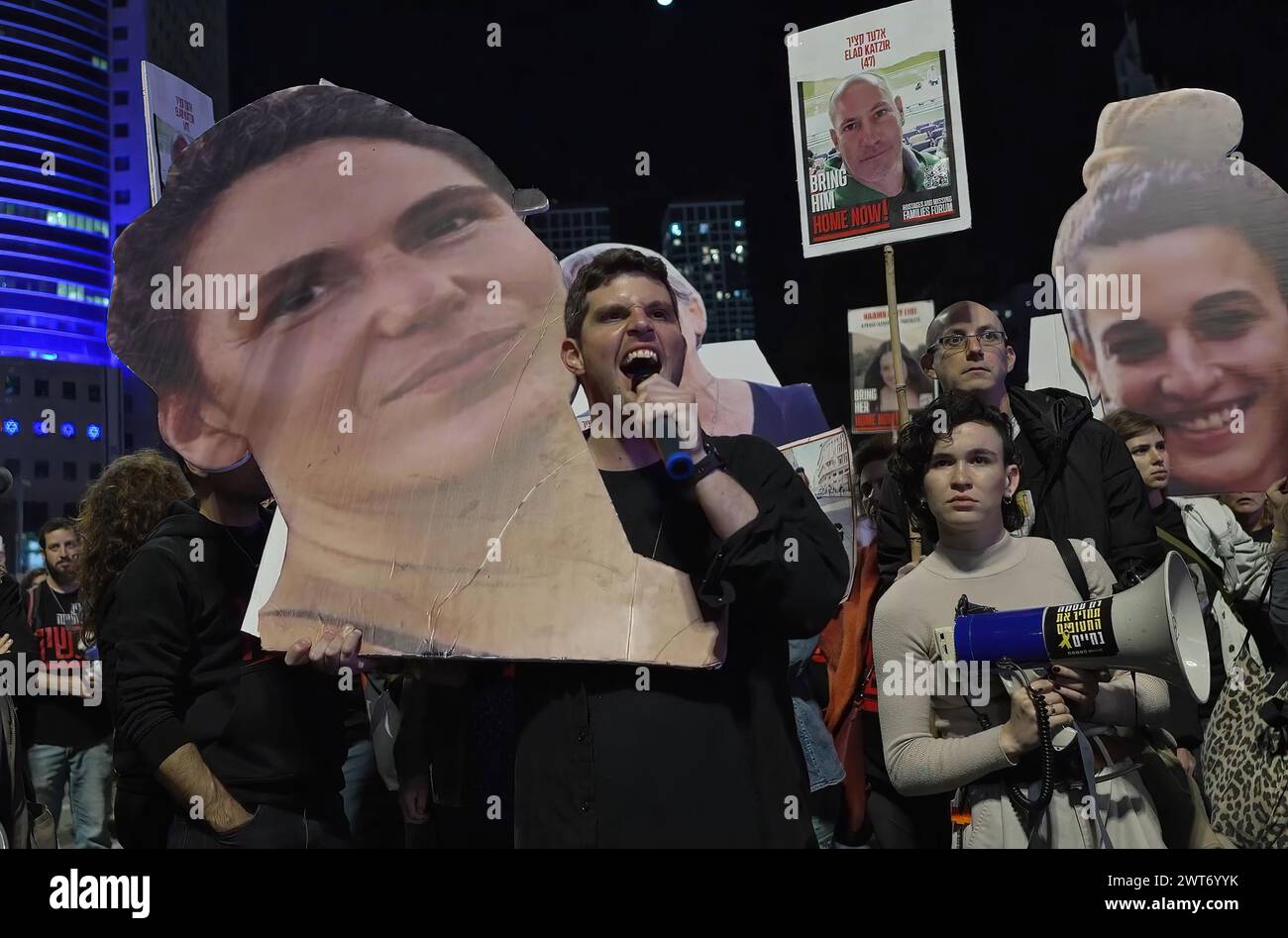 TEL AVIV, ISRAËL - 14 MARS : les familles des otages israéliennes et leurs partisans prennent part à une manifestation appelant à un accord de cessez-le-feu et au retour des otages tout en détenant de larges découpes des 19 femmes israéliennes encore détenues en otage par le Hamas à Gaza le 14 mars 2024 à tel Aviv, en Israël. Le gouvernement israélien dit cela entre 100 et 13 Banque D'Images TEL AVIV, ISRAËL - 14 MARS : les familles des otages israéliennes et leurs partisans prennent part à une manifestation appelant à un accord de cessez-le-feu et au retour des otages tout en détenant de larges découpes des 19 femmes israéliennes encore détenues en otage par le Hamas à Gaza le 14 mars 2024 à tel Aviv, en Israël. Le gouvernement israélien dit cela entre 100 et 13 Banque D'Images