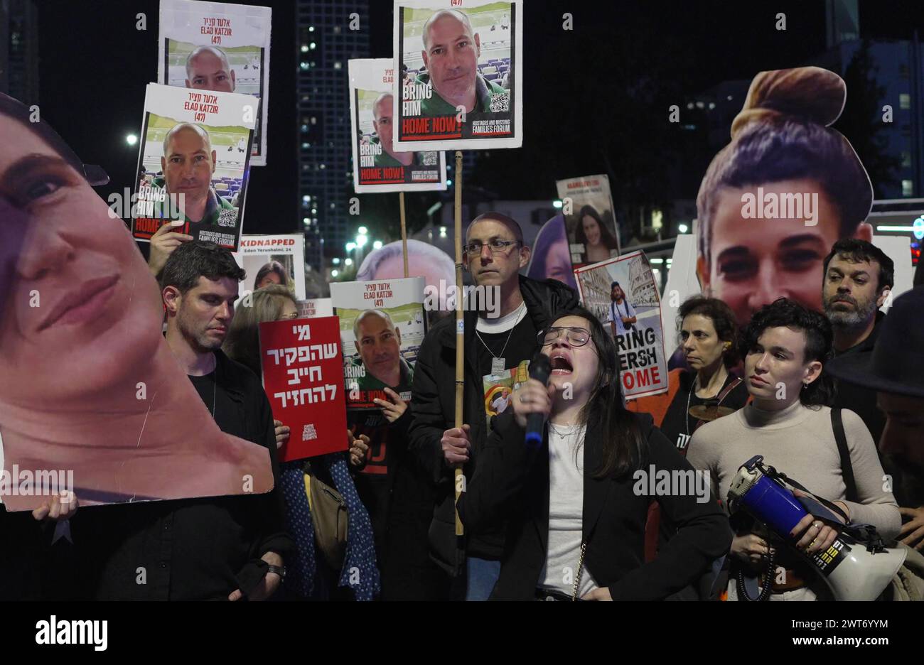 TEL AVIV, ISRAËL - 14 MARS : les familles des otages israéliennes et leurs partisans prennent part à une manifestation appelant à un accord de cessez-le-feu et au retour des otages tout en détenant de larges découpes des 19 femmes israéliennes encore détenues en otage par le Hamas à Gaza le 14 mars 2024 à tel Aviv, en Israël. Le gouvernement israélien dit cela entre 100 et 13 Banque D'Images TEL AVIV, ISRAËL - 14 MARS : les familles des otages israéliennes et leurs partisans prennent part à une manifestation appelant à un accord de cessez-le-feu et au retour des otages tout en détenant de larges découpes des 19 femmes israéliennes encore détenues en otage par le Hamas à Gaza le 14 mars 2024 à tel Aviv, en Israël. Le gouvernement israélien dit cela entre 100 et 13 Banque D'Images