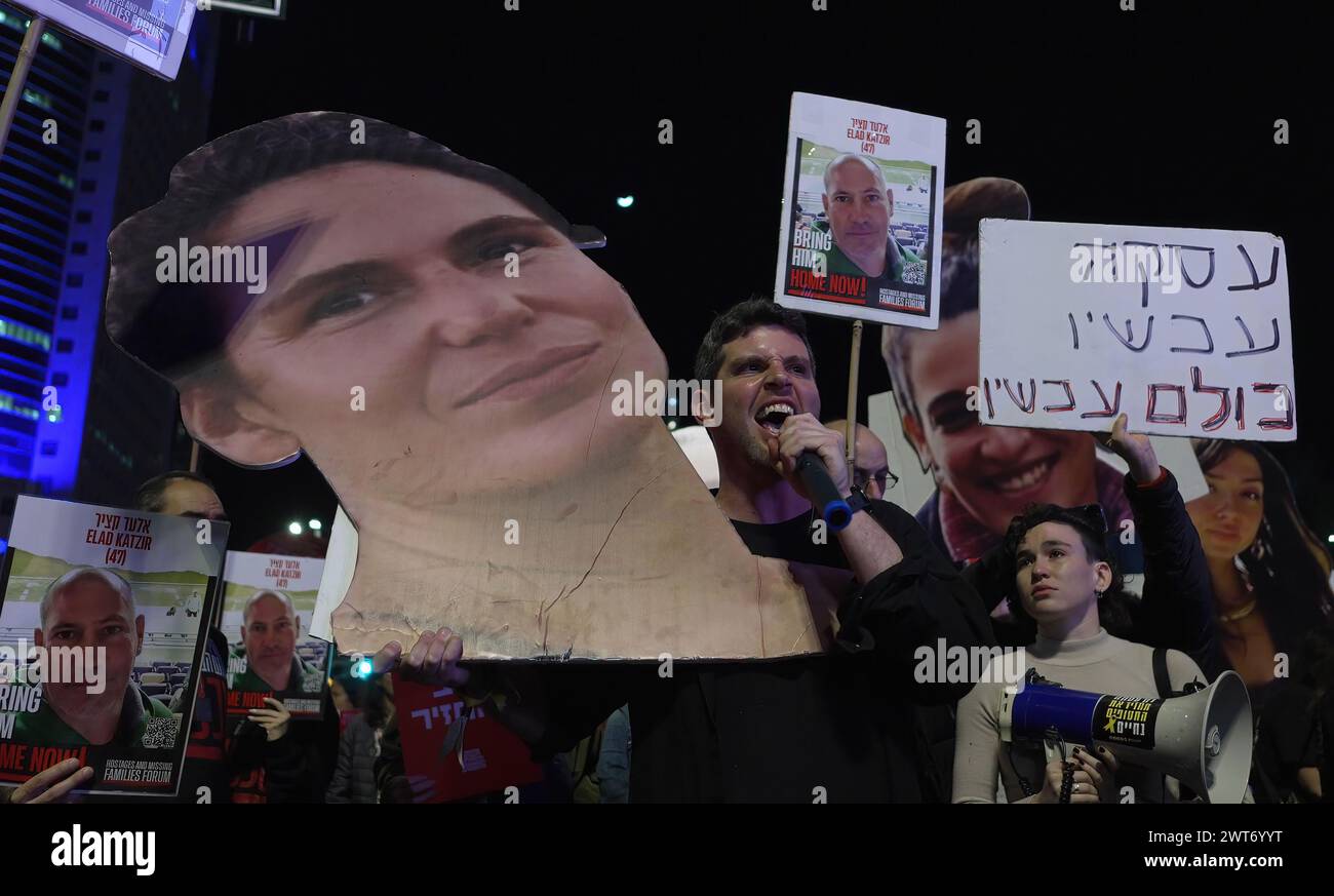 TEL AVIV, ISRAËL - 14 MARS : les familles des otages israéliennes et leurs partisans prennent part à une manifestation appelant à un accord de cessez-le-feu et au retour des otages tout en détenant de larges découpes des 19 femmes israéliennes encore détenues en otage par le Hamas à Gaza le 14 mars 2024 à tel Aviv, en Israël. Le gouvernement israélien dit cela entre 100 et 13 Banque D'Images TEL AVIV, ISRAËL - 14 MARS : les familles des otages israéliennes et leurs partisans prennent part à une manifestation appelant à un accord de cessez-le-feu et au retour des otages tout en détenant de larges découpes des 19 femmes israéliennes encore détenues en otage par le Hamas à Gaza le 14 mars 2024 à tel Aviv, en Israël. Le gouvernement israélien dit cela entre 100 et 13 Banque D'Images