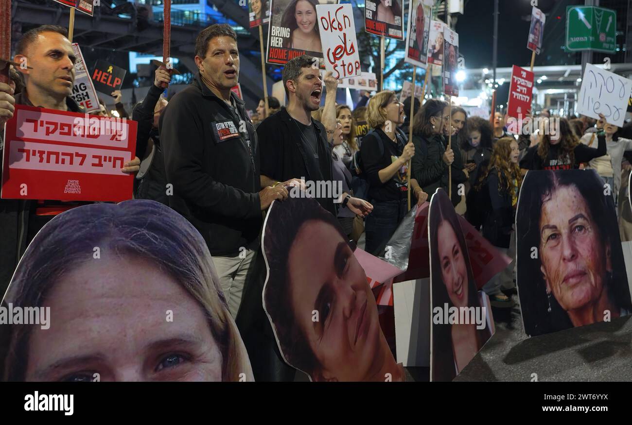 TEL AVIV, ISRAËL - 14 MARS : les familles des otages israéliennes et leurs partisans prennent part à une manifestation appelant à un accord de cessez-le-feu et au retour des otages tout en détenant de larges découpes des 19 femmes israéliennes encore détenues en otage par le Hamas à Gaza le 14 mars 2024 à tel Aviv, en Israël. Le gouvernement israélien dit cela entre 100 et 13 Banque D'Images TEL AVIV, ISRAËL - 14 MARS : les familles des otages israéliennes et leurs partisans prennent part à une manifestation appelant à un accord de cessez-le-feu et au retour des otages tout en détenant de larges découpes des 19 femmes israéliennes encore détenues en otage par le Hamas à Gaza le 14 mars 2024 à tel Aviv, en Israël. Le gouvernement israélien dit cela entre 100 et 13 Banque D'Images