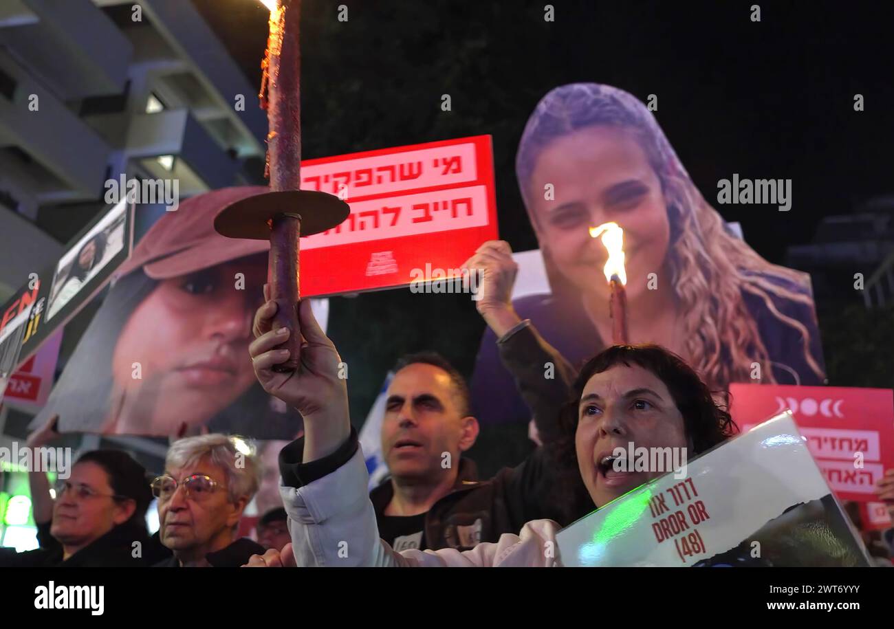 TEL AVIV, ISRAËL - 14 MARS : les familles des otages israéliennes et leurs partisans prennent part à une manifestation appelant à un accord de cessez-le-feu et au retour des otages tout en détenant de larges découpes des 19 femmes israéliennes encore détenues en otage par le Hamas à Gaza le 14 mars 2024 à tel Aviv, en Israël. Le gouvernement israélien dit cela entre 100 et 13 Banque D'Images TEL AVIV, ISRAËL - 14 MARS : les familles des otages israéliennes et leurs partisans prennent part à une manifestation appelant à un accord de cessez-le-feu et au retour des otages tout en détenant de larges découpes des 19 femmes israéliennes encore détenues en otage par le Hamas à Gaza le 14 mars 2024 à tel Aviv, en Israël. Le gouvernement israélien dit cela entre 100 et 13 Banque D'Images