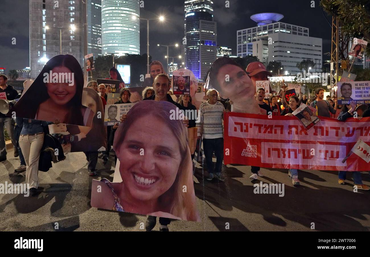 TEL AVIV, ISRAËL - 14 MARS : les familles des otages israéliennes et leurs partisans prennent part à une manifestation appelant à un accord de cessez-le-feu et au retour des otages tout en détenant de larges découpes des 19 femmes israéliennes encore détenues en otage par le Hamas à Gaza le 14 mars 2024 à tel Aviv, en Israël. Le gouvernement israélien dit cela entre 100 et 13 Banque D'Images TEL AVIV, ISRAËL - 14 MARS : les familles des otages israéliennes et leurs partisans prennent part à une manifestation appelant à un accord de cessez-le-feu et au retour des otages tout en détenant de larges découpes des 19 femmes israéliennes encore détenues en otage par le Hamas à Gaza le 14 mars 2024 à tel Aviv, en Israël. Le gouvernement israélien dit cela entre 100 et 13 Banque D'Images