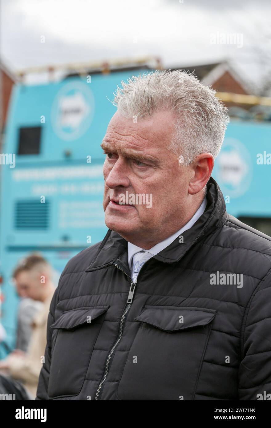 Ashfield, Royaume-Uni. 15 mars 2024. Le député Lee Anderson rencontre ses électeurs dans le parking de la coopérative de Selston pendant la journée de campagne du Parti réformiste britannique. L'ancien député conservateur Lee Anderson visite sa circonscription d'Ashfield pour la première fois depuis qu'il a fait défection pour le Parti réformiste britannique le 11 mars 2024 et est devenu leur premier député. Crédit : SOPA images Limited/Alamy Live News Banque D'Images