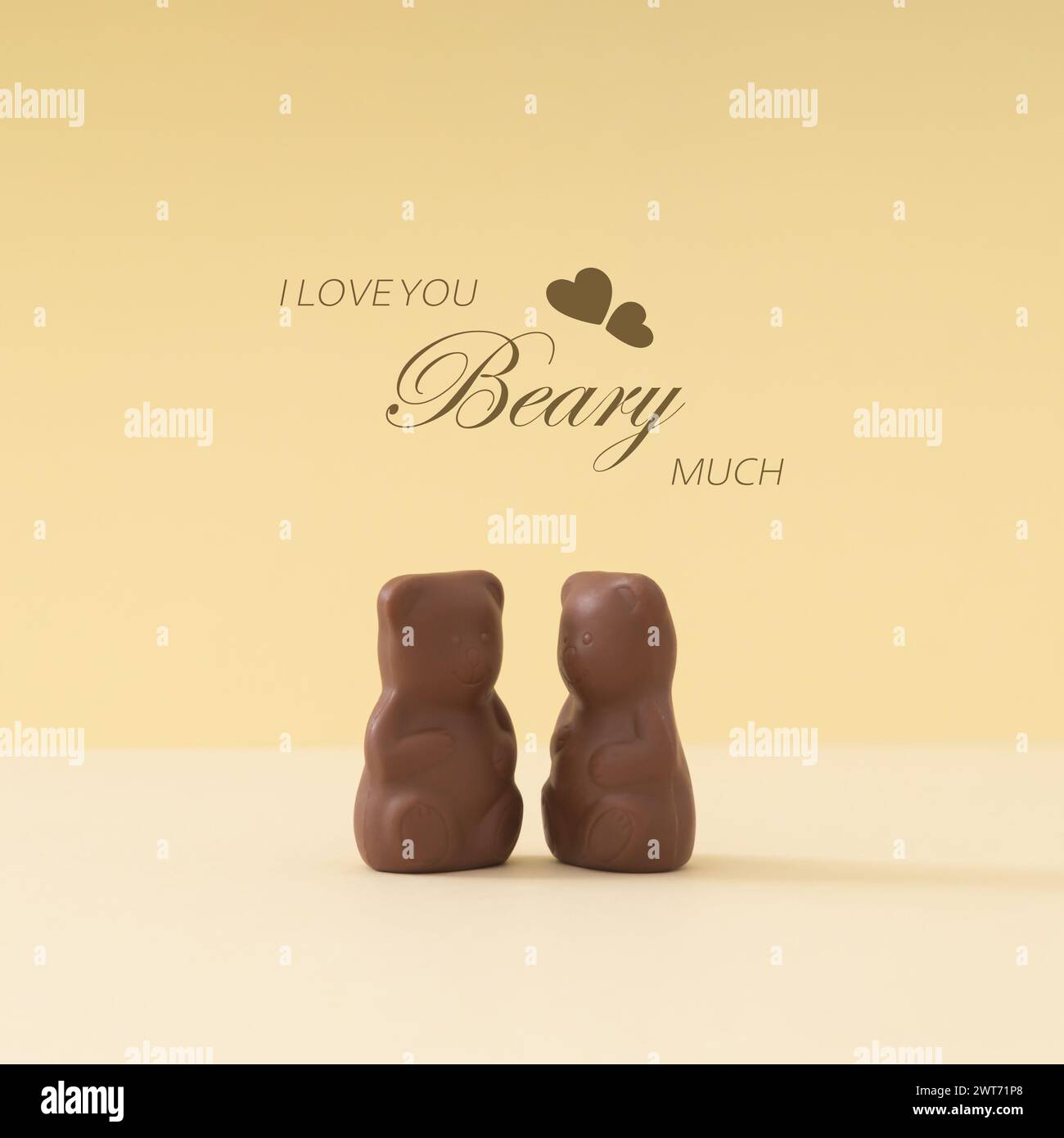 Mise en page créative d'ours en peluche au chocolat avec le message « I love you beary Much » sur fond crème pastel. Concept d'amour romantique. Délicieuse idée de nourriture sucrée Banque D'Images