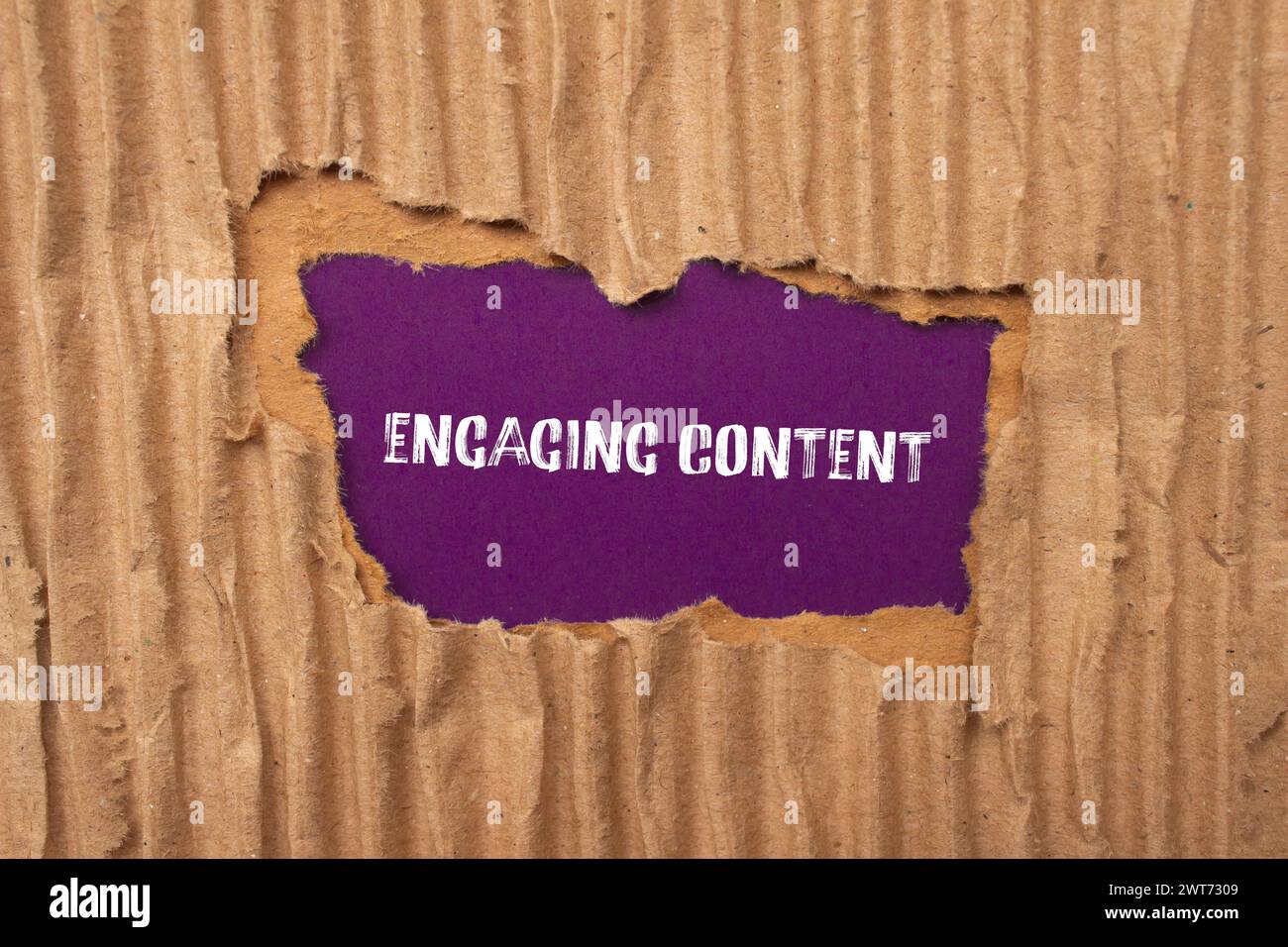 Mots de contenu engageants écrits sur du papier déchiré avec un fond violet. Symbole conceptuel. Copier l'espace. Banque D'Images