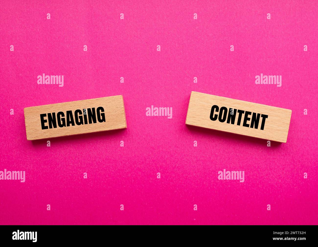 Mots de contenu engageants écrits sur des blocs de bois avec fond rose. Symbole conceptuel. Copier l'espace. Banque D'Images