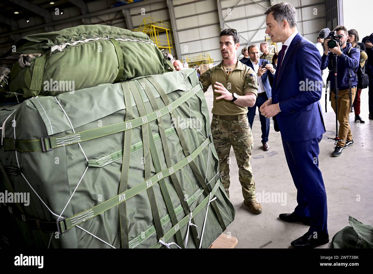 Amman, Jordanie. 16 mars 2024. Le premier ministre Alexander de Croo photographié dans une base aérienne jordanienne à partir de laquelle l'armée de l'air belge effectue ses parachutages au-dessus de Gaza, samedi 16 mars 2024 à Amman, en Jordanie. Le premier ministre effectue une visite de trois jours en Jordanie, au Qatar et en Égypte. BELGA PHOTO DIRK WAEM crédit : Belga News Agency/Alamy Live News Banque D'Images