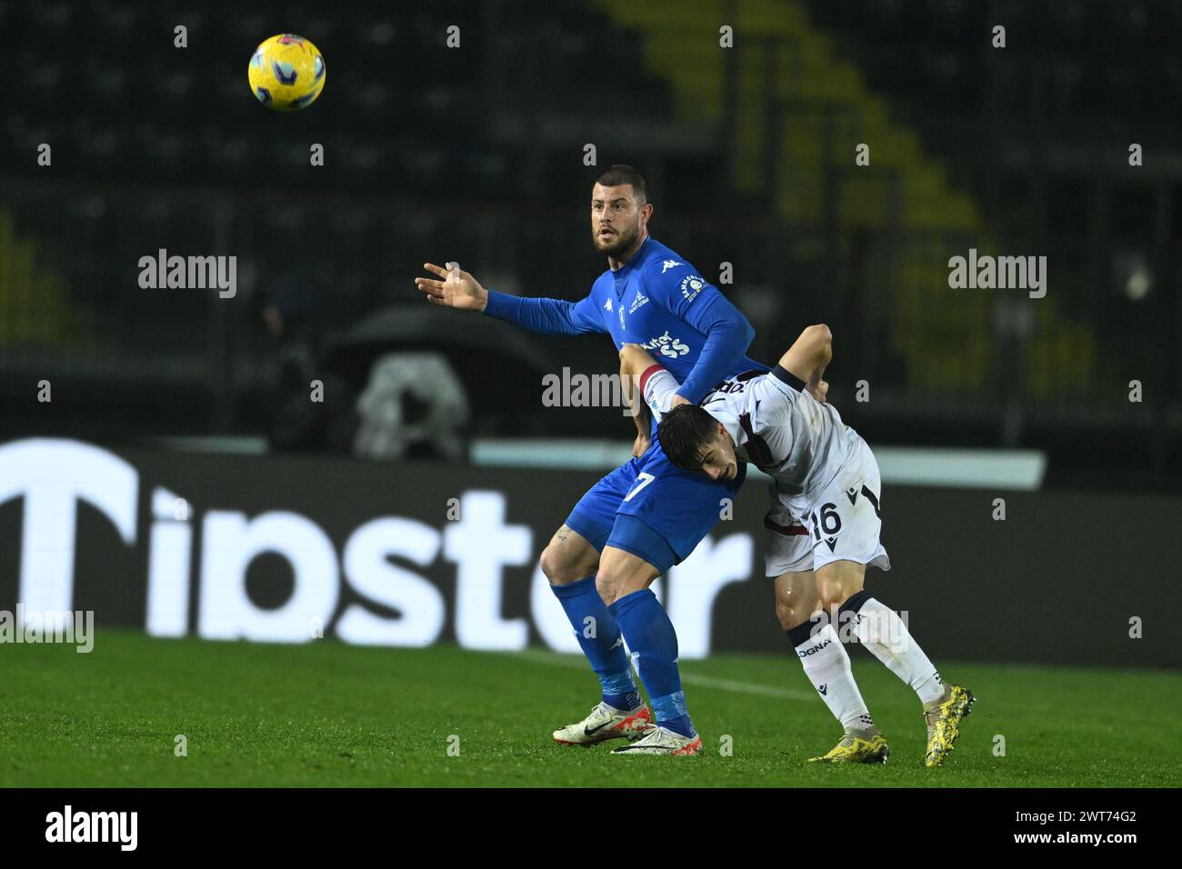 Tommaso Corazza (Bologne)Alberto Cerri (Empoli) lors du match de Serie A entre Empoli 0-1 Bologne au stade Carlo Castellani le 15 mars 2024 à Empoli, Italie. Crédit : Maurizio Borsari/AFLO/Alamy Live News Banque D'Images