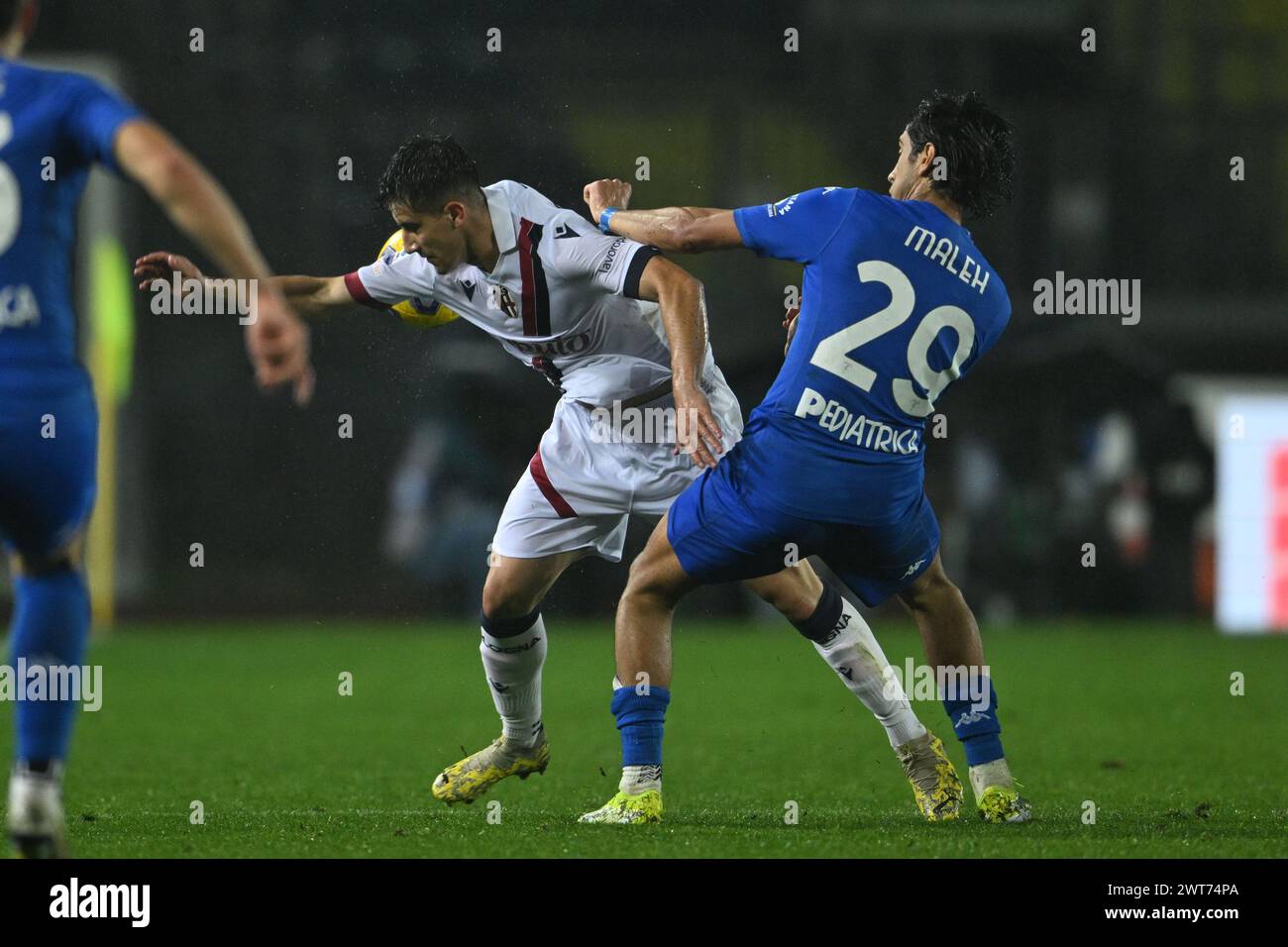 Tommaso Corazza (Bologne)Youssef Maleh (Empoli) lors du match de Serie A entre Empoli 0-1 Bologne au stade Carlo Castellani le 15 mars 2024 à Empoli, Italie. Crédit : Maurizio Borsari/AFLO/Alamy Live News Banque D'Images