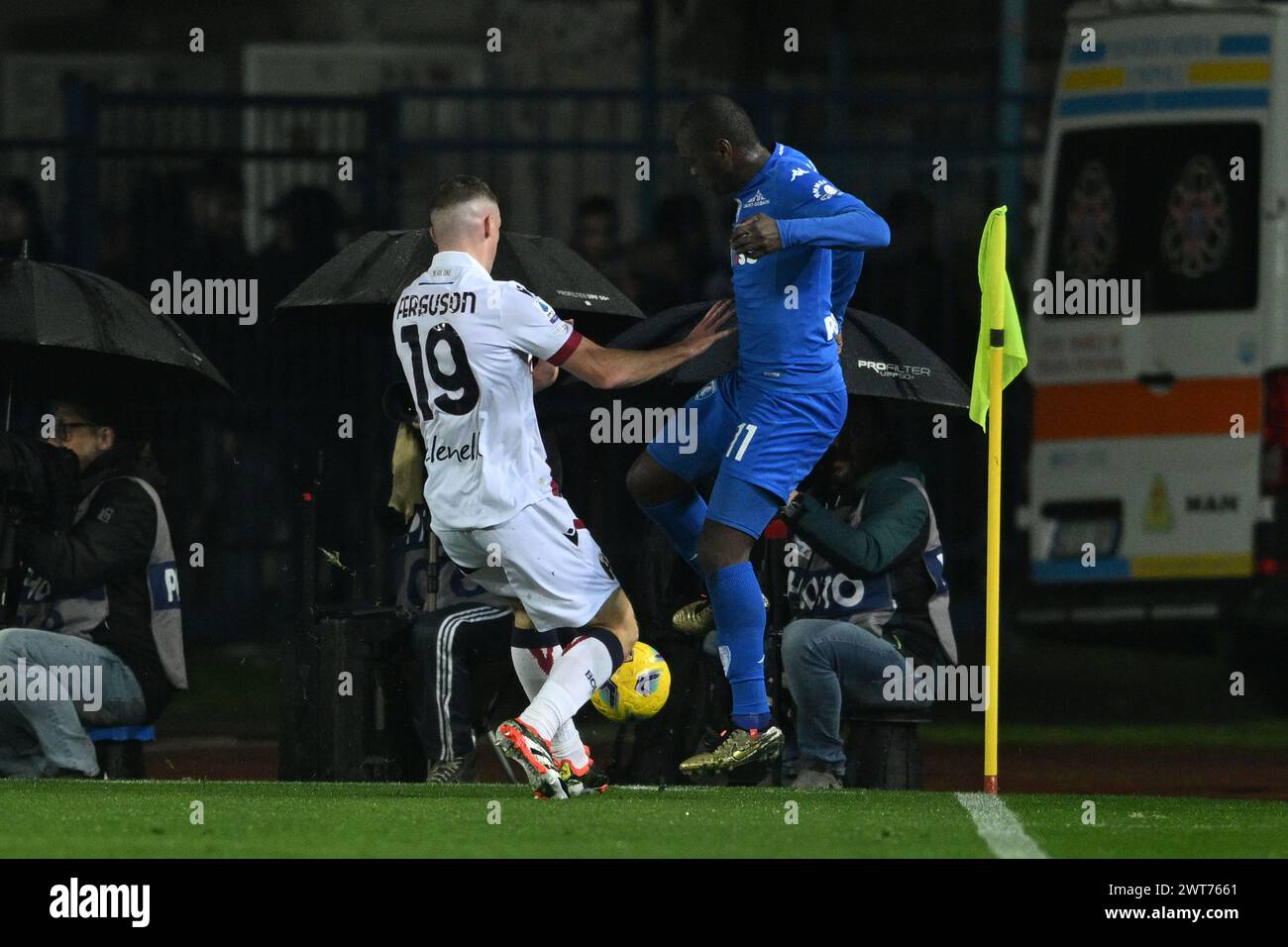 Emmanuel Gyasi (Empoli)Lewis Ferguson (Bologne) lors du match de Serie A entre Empoli 0-1 Bologne au stade Carlo Castellani le 15 mars 2024 à Empoli, Italie. Crédit : Maurizio Borsari/AFLO/Alamy Live News Banque D'Images