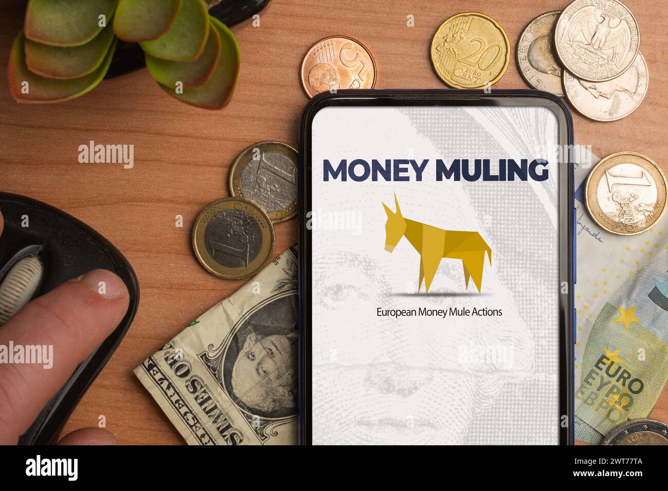 Money Muling et European Money Mule actions concept : smartphone sur une table triée par argent Banque D'Images