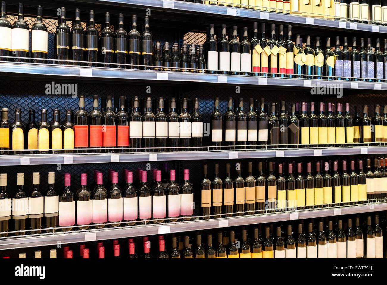 Vue diagonale des étagères avec bouteilles de vin de variété. Arrière-plan du magasin d'alcool. Banque D'Images
