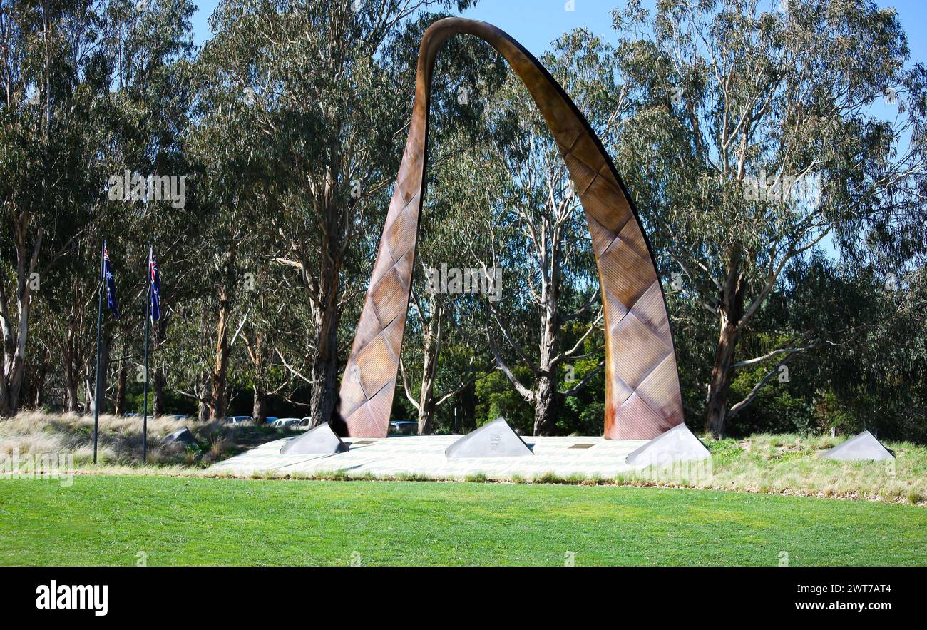 Canberra, Australie - 27 août 2009 : Mémorial néo-zélandais. Représentation en bronze des poignées d'un panier de lin, coopération entre Australie, NZ Banque D'Images