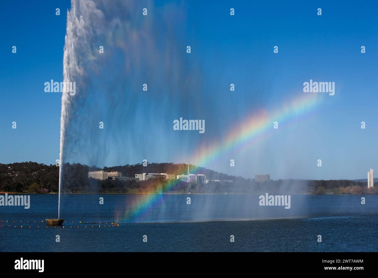 Fontaine d'eau sur le lac Burley Griffin produisant un arc-en-ciel, Canberra, Australie. Banque D'Images