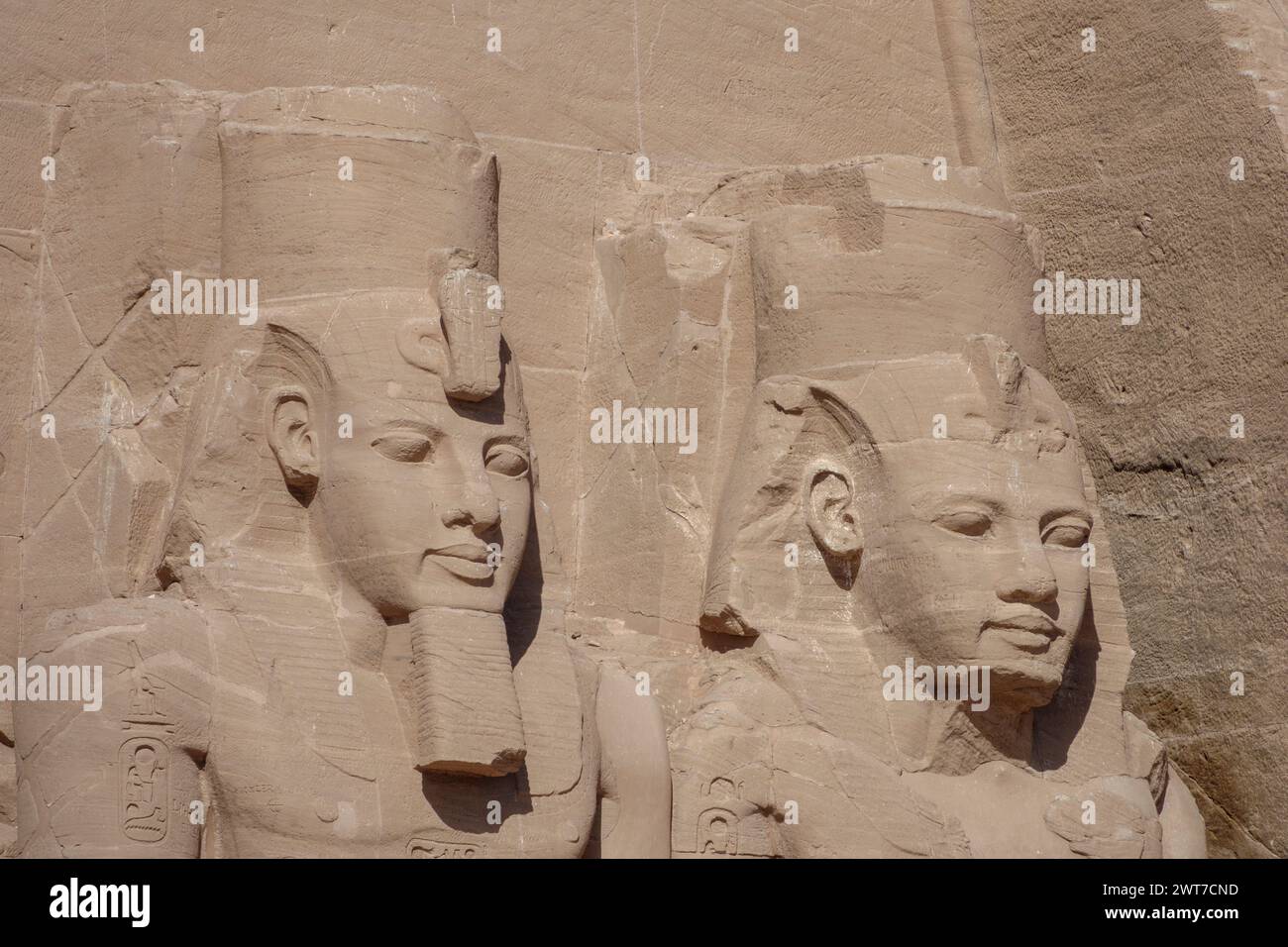L'immense soleil Temple d'Abou Simbel construit par Ramsès II, le site du patrimoine mondial de l'UNESCO, le lac Nasser, au sud d'Assouan, en Haute Egypte Banque D'Images