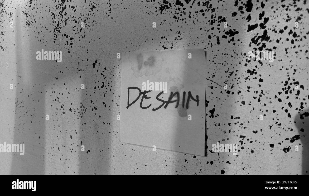 Texte avec les mots « design » sur une note collée sur le mur Banque D'Images Texte avec les mots « design » sur une note collée sur le mur Banque D'Images