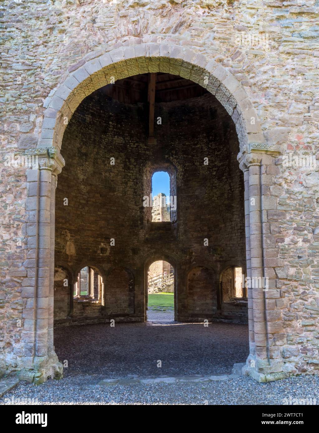 Vue par la porte principale dans la chapelle ronde du château de Ludlow. Shropshire, Angleterre. Novembre. Banque D'Images
