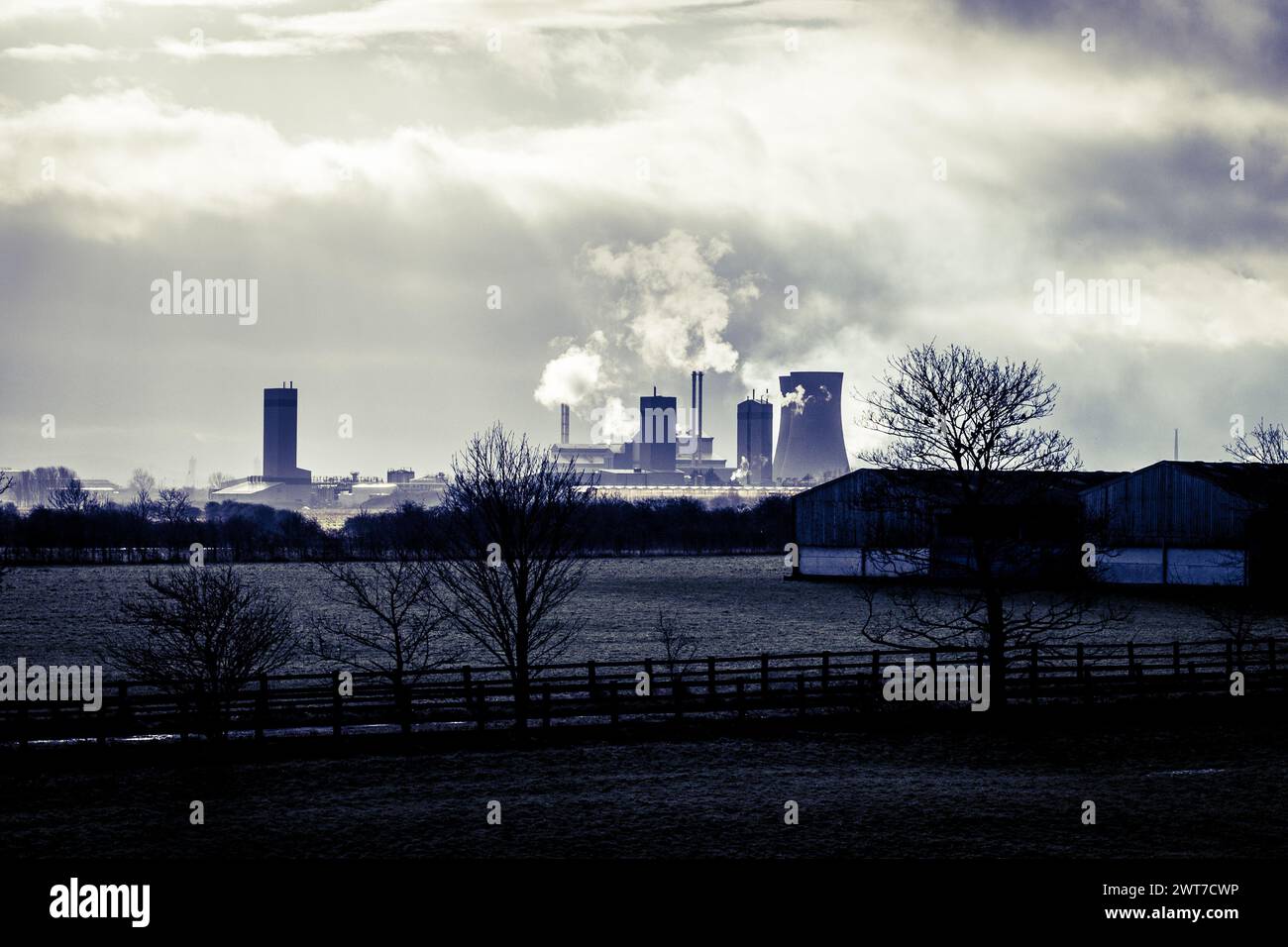 Paysage industriel, vue vers Middlesbrough. Les centrales électriques, les cheminées et les tours de refroidissement peuvent être vues dans la distance au-dessus des champs. Banque D'Images