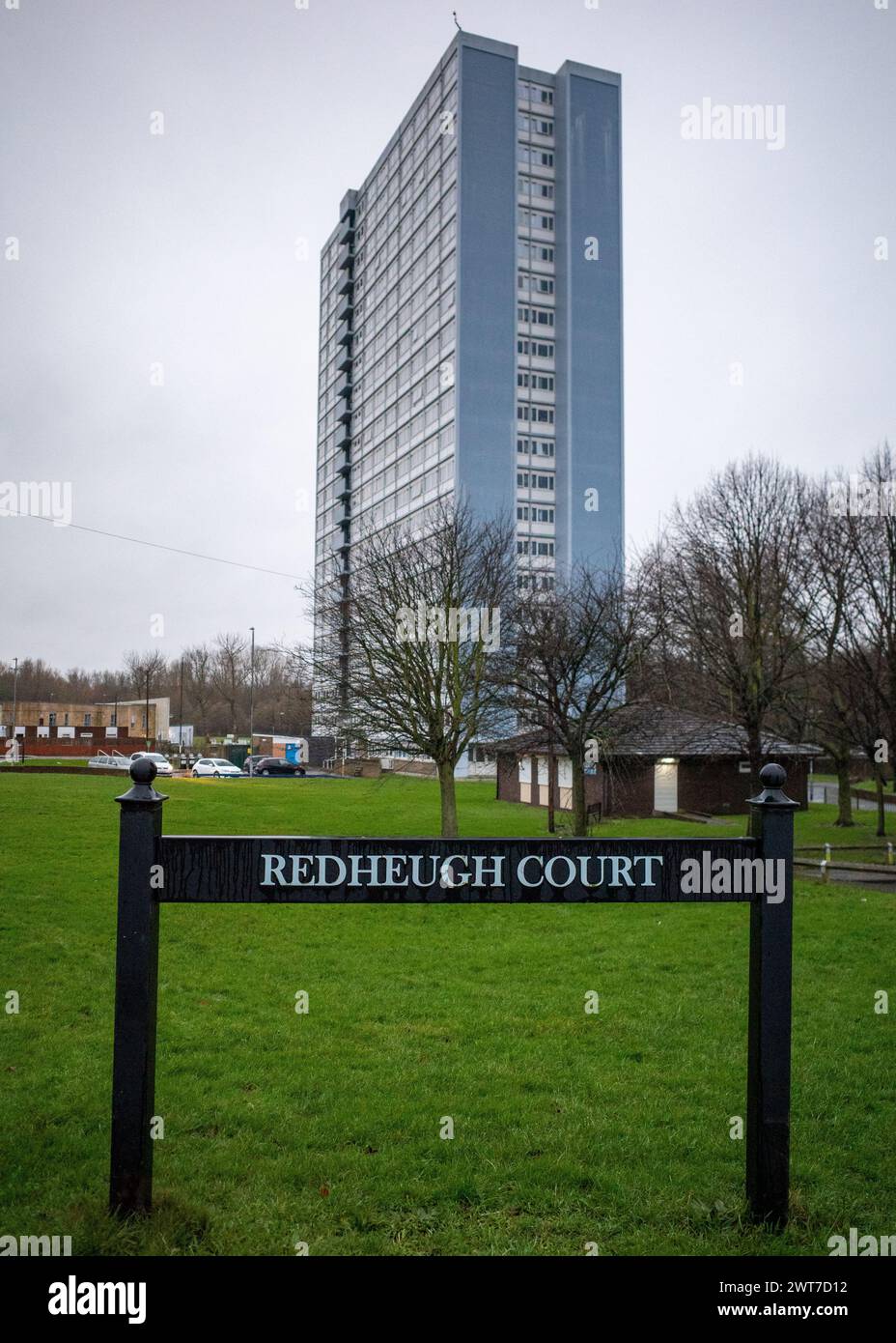 Bloc de tour bleu de grande hauteur et panneau de rue, Redheugh court à Gateshead, nord-est de l'Angleterre, Royaume-Uni. Banque D'Images