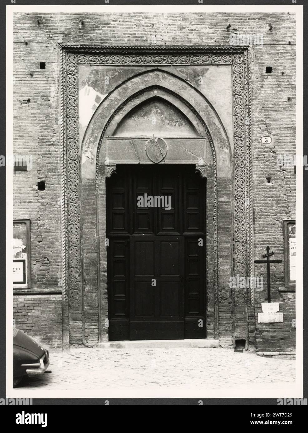 Marches Macerata San Severino Marche S. Agostino, Cathédrale. Hutzel, Max 1960-1990 vues extérieures de la façade du XVe siècle avec son portail gothique. Vues également de l'oratoire et portail baroque. L'intérieur, restauré en 1776 et 1827, est néoclassique. Les vues en estampes H-6 et H-9 montrent une petite chapelle voûtée en tonneau avec une peinture moderne de l'autel principal de la Cène. C'est soit l'oratoire, soit un intérieur d'église mal identifié. Les autres vues incluent : crucifix en bois ; une porte en intarsia à la sacristie et des panneaux en intarsia par Indivini ; diverses peintures d'autel ; une statue en argent de la sacristie Severino avec Banque D'Images