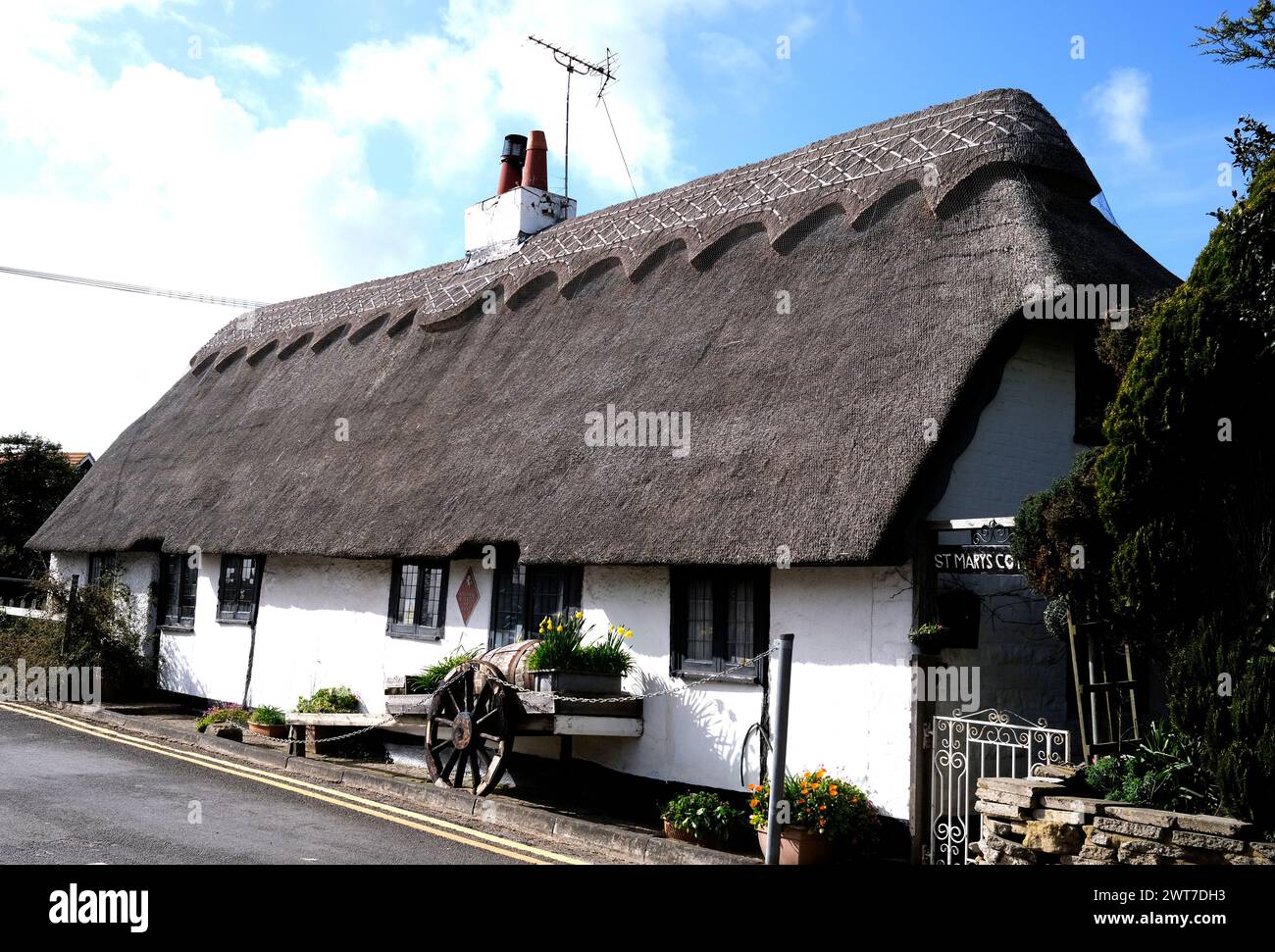 st marys cottage avec un toit de chaume est un bâtiment historique dans le village de reculver, est kent, royaume-uni mars 2024 Banque D'Images