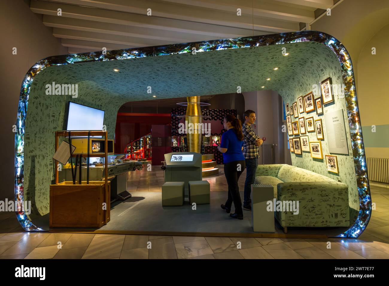 Exposition permanente au Filmmuseum Potsdam. Les collections se concentrent sur le plus ancien studio de cinéma du monde à Babelsberg, ses productions cinématographiques et les artistes qui y ont travaillé sur des films de Bioscop, Ufa, DEFA et Studio Babelsberg. Une section de l'exposition du Musée du film est consacrée aux maîtres de la coupe à Potsdam, Brandebourg, Brandebourg, Allemagne Banque D'Images