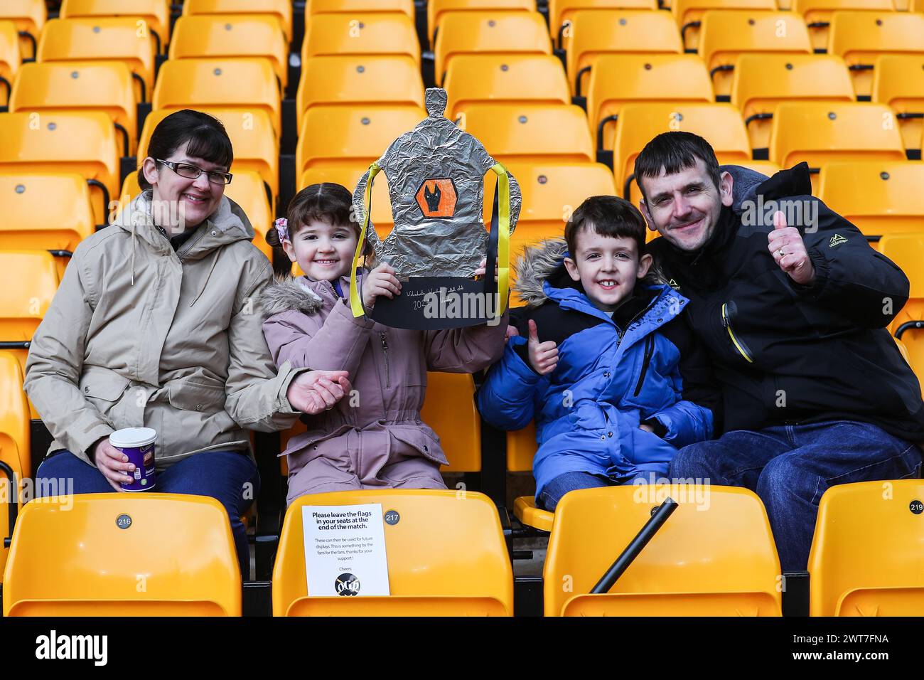 Wolverhampton, Royaume-Uni. 16 mars 2024. Les fans de Wolverhampton Wanderers avec une FA Cup faite maison avant le match quart-finale de la FA Cup des Emirates Wolverhampton Wanderers vs Coventry City à Molineux, Wolverhampton, Royaume-Uni, 16 mars 2024 (photo par Gareth Evans/News images) à Wolverhampton, Royaume-Uni le 16/03/2024. (Photo de Gareth Evans/News images/SIPA USA) crédit : SIPA USA/Alamy Live News Banque D'Images