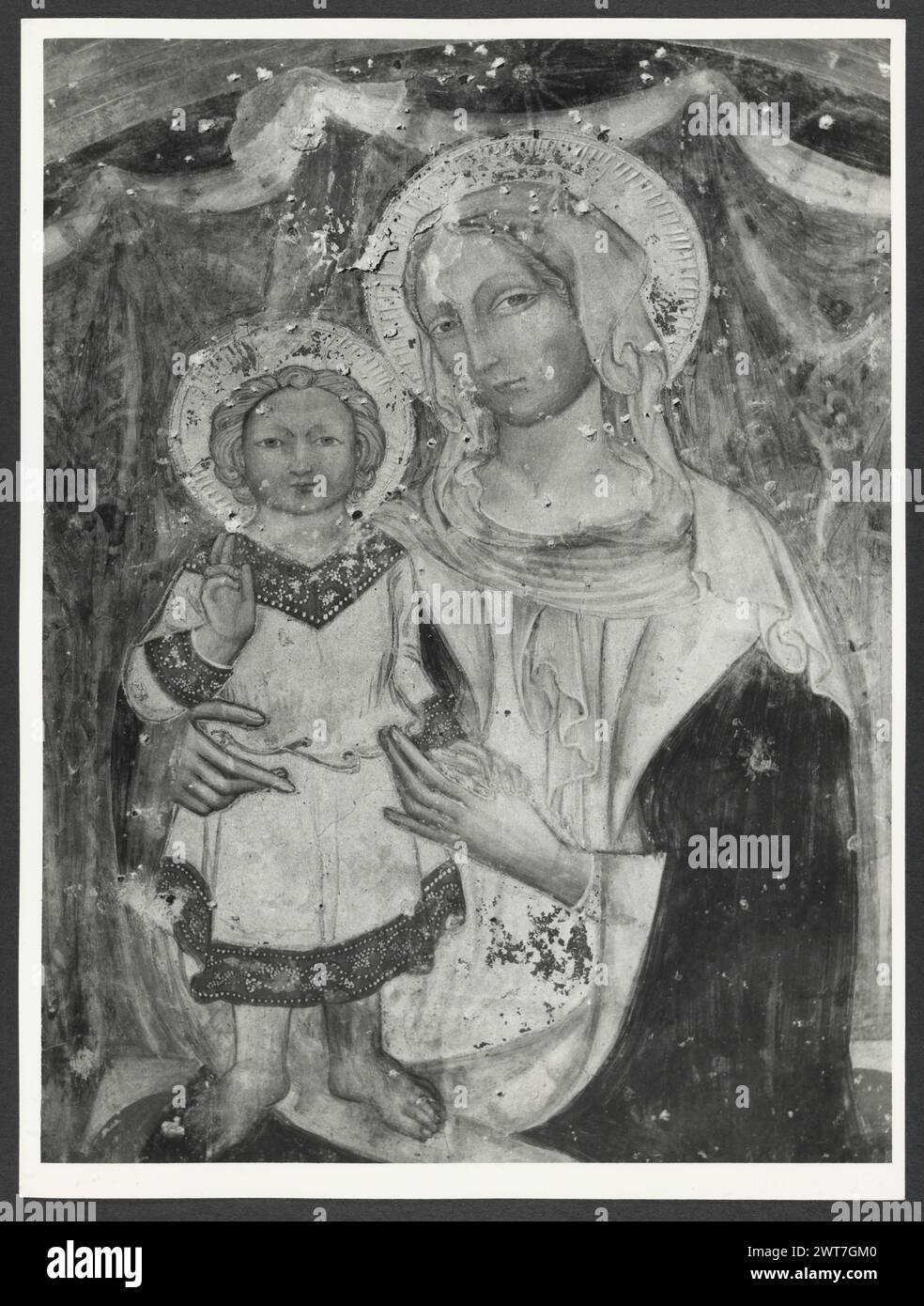 Ombrie Pérouse Sant'Anatolia di Narco S. Maria delle Grazie. Hutzel, Max 1960-1990 les vues extérieures de cette église du 16ème siècle se trouvent dans la collection médiévale de noyau. Les vues sur l'intérieur roman se concentrent principalement sur les fresques de l'abside. Dans la sacristie se trouvent des crucifix en bois et deux peintures d'iconograhpy intéressantes : l'une d'une sainte féminine avec un couteau dans le cou à côté d'un dragon (peut-être Lucy ou. Marthe?), et celle d'un jeune Christ endormi sur une croix devant Joseph et Marie. Il est au milieu d'objets tels qu'un crâne, des dés, un couteau et une oreille, des outils de menuiserie, le voile de Veronica, et peut-être Banque D'Images