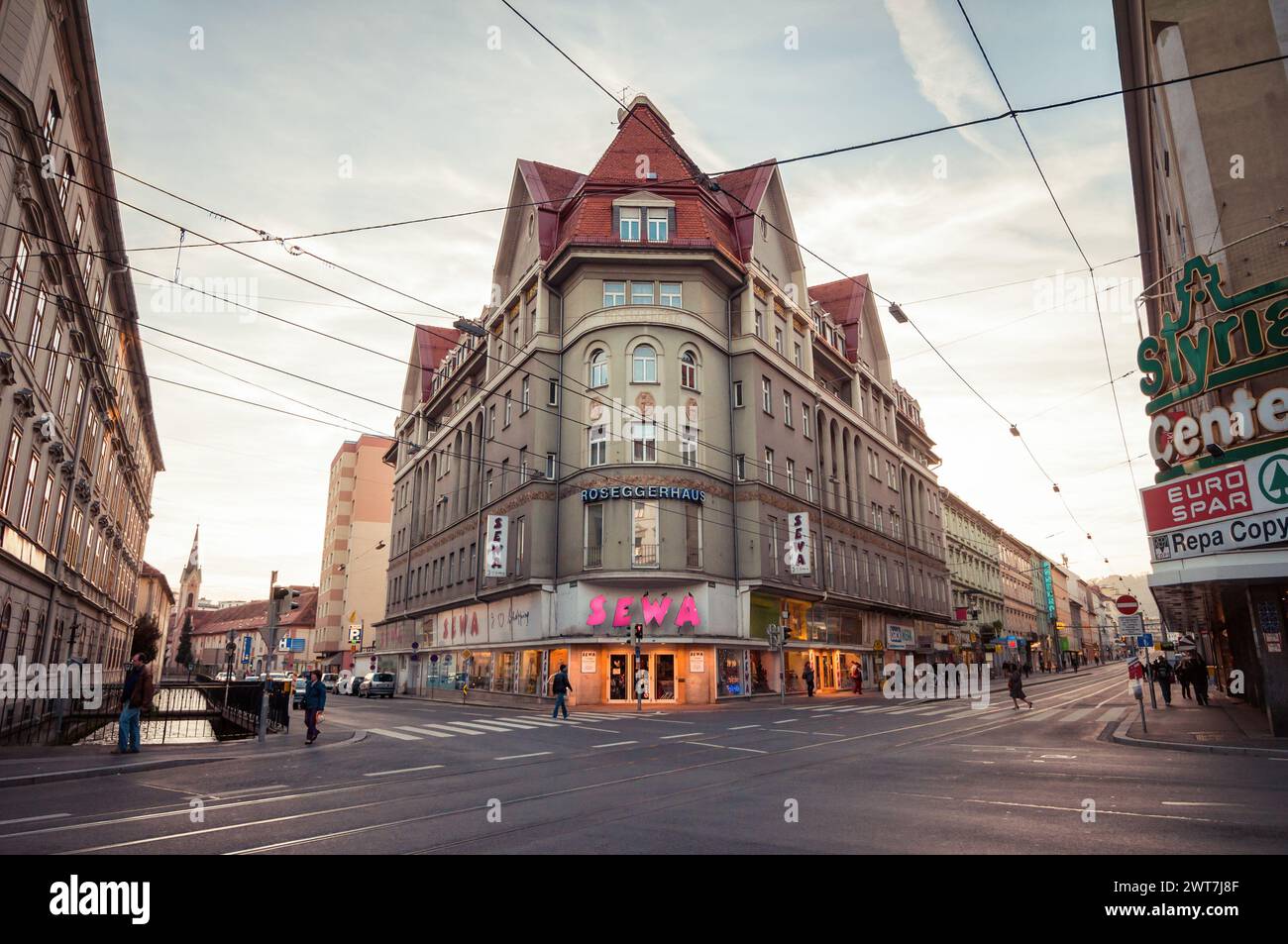 Centre commercial Roseggerhaus au crépuscule. Bâtiment monumental sécessionniste au coin de la rue Annenstrasse. Rue vide dans la vieille ville, peu de piétons. Banque D'Images