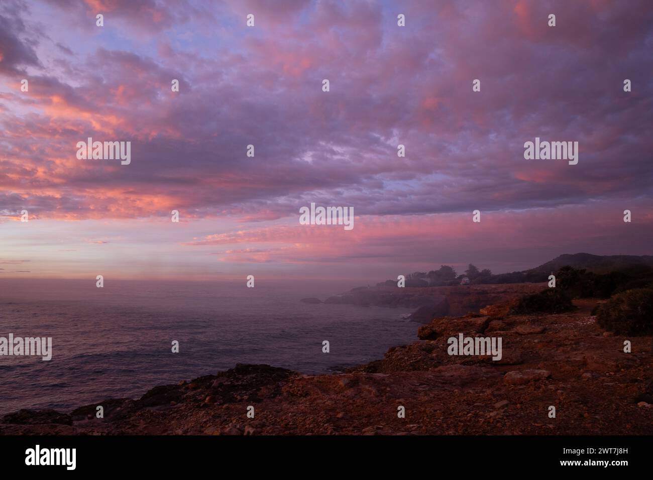 Beau coucher de soleil sur la mer à Costa del Azahar à Peniscola Espagne Banque D'Images