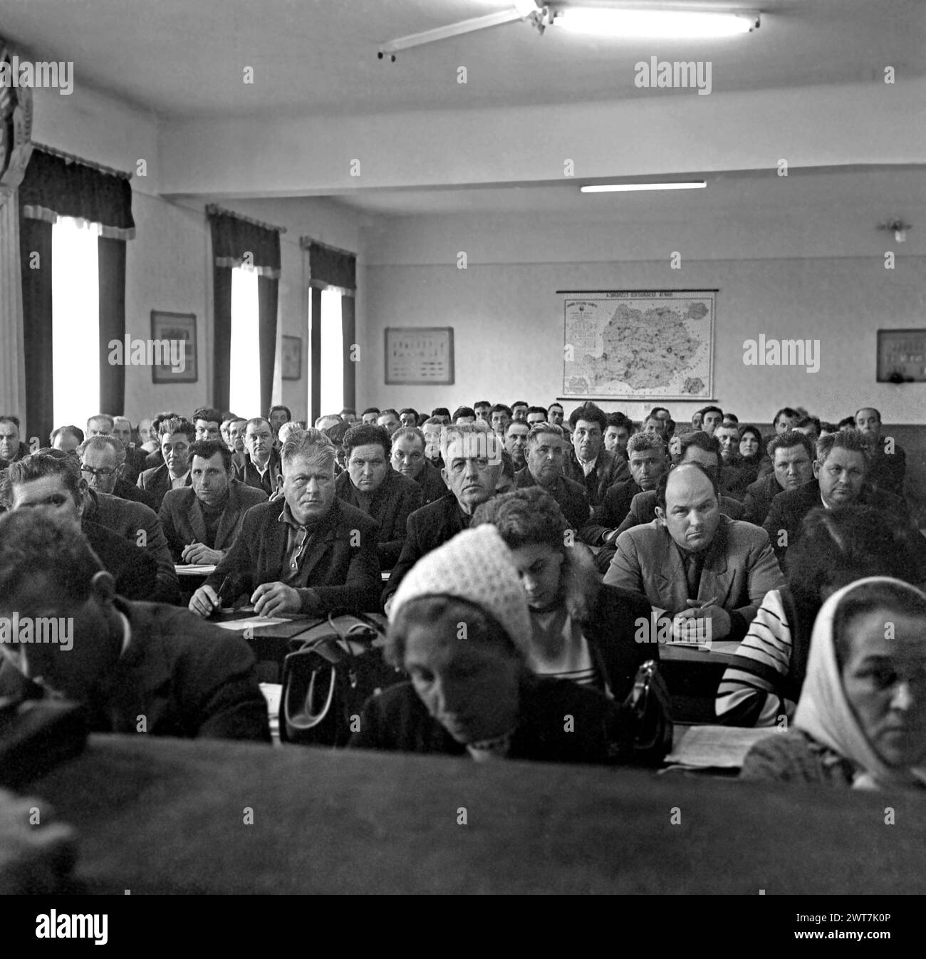 République socialiste de Roumanie, approx. 1975. Paysans participant à une réunion de travail dans une coopérative agricole d'État (C.A.P.). Banque D'Images