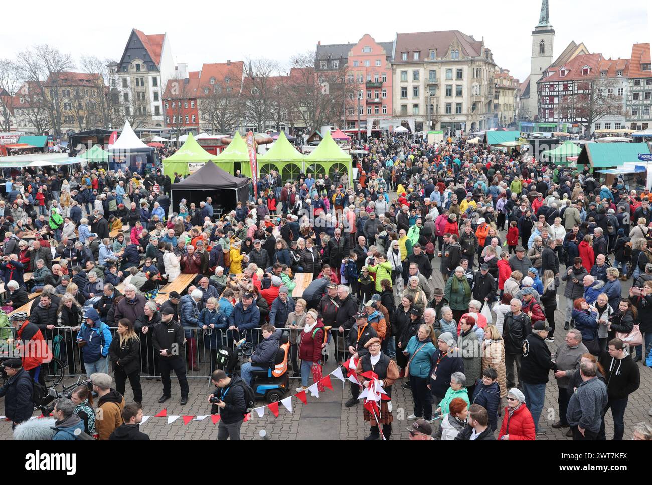 Erfurt, Allemagne. 16 mars 2024. De nombreux visiteurs se tiennent sur la place de la cathédrale à l'ouverture de la session de bratwurst avec le festival 'Rostkultur'. Un total de onze types différents de saucisses grillées peuvent être échantillonnés sur les stands. Crédit : Bodo Schackow/dpa/Alamy Live News Banque D'Images