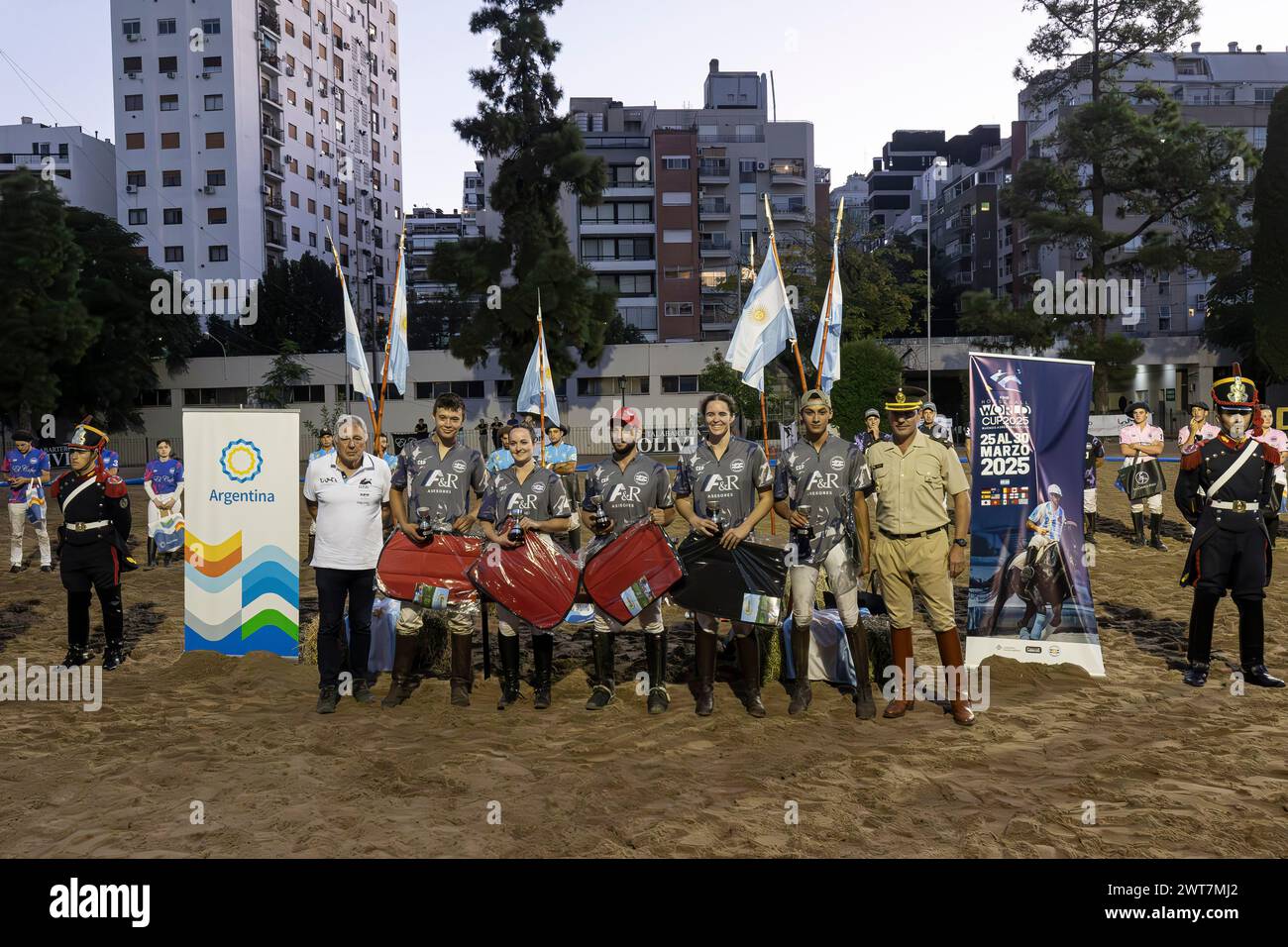 L’équipe A&R, finaliste de l’Open Horseball Argentina, pose avec les prix reçus avec l’Anglais Jim Copeland (G) vice-président de la Fédération internationale de Horseball (FIHB) et le chef du General San Martín Horse Grenadier Regiment, lieutenant-colonel Matías Mones Ruíz (R) au Regimiento de Granaderos a Caballo. le résultat final : Cavalier 5:3 H&R. Le tournoi international 'Open Horseball Argentina' s'est déroulé au Regimiento de Granaderos a Caballo General San Martín, dans la ville de Buenos Aires, les 7, 8 et 9 mars à des fins promotionnelles. C'était le prélude à t Banque D'Images