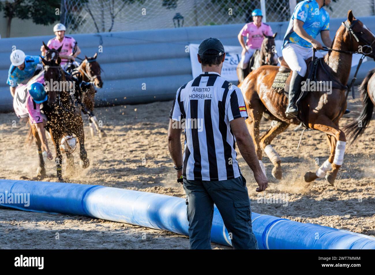 L'arbitre uruguayen Javier Mirazo (C) suit le match entre les équipes Don Emilo (t-shirt rose) et Sierra de los Padres (t-shirt turquoise) lors de l'Open Horseball Argentina qui s'est tenu au Regimiento de Granaderos a Caballo. Le tournoi international 'Open Horseball Argentina' s'est déroulé au Regimiento de Granaderos a Caballo General San Martín, dans la ville de Buenos Aires, les 7, 8 et 9 mars à des fins promotionnelles. C'est le prélude au Championnat du monde de Horseball 2025 qui se tiendra en Argentine. Trois matchs ont été joués à chaque date. Les équipes étaient composées de joueurs de differe Banque D'Images