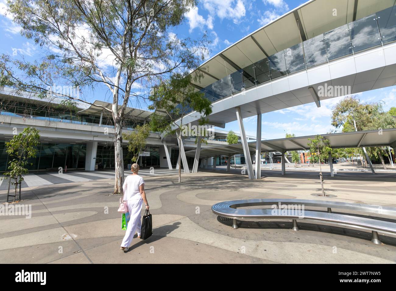 Aéroport d'Adélaïde en Australie, le modèle a libéré une femme voyageuse se dirigeant vers le terminal des départs à l'aéroport d'Adélaïde, Australie méridionale, 2024 Banque D'Images