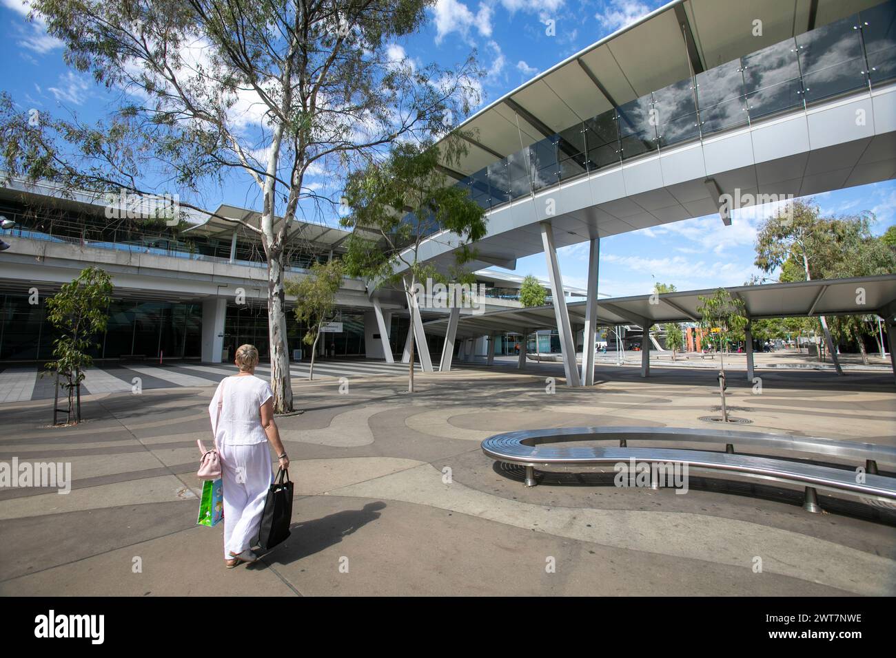 Modèle libéré femme aéroport d'Adélaïde, partant en vacances solo à l'étranger, Australie méridionale, 2024 Banque D'Images