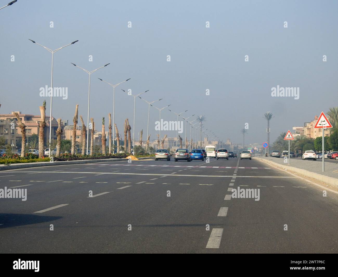 Le Caire, Égypte, 13 décembre 2022 : un panneau routier sur l'asphalte demandant aux véhicules de ralentir, passage piétonnier devant. Panneau indiquant traverser ahea Banque D'Images