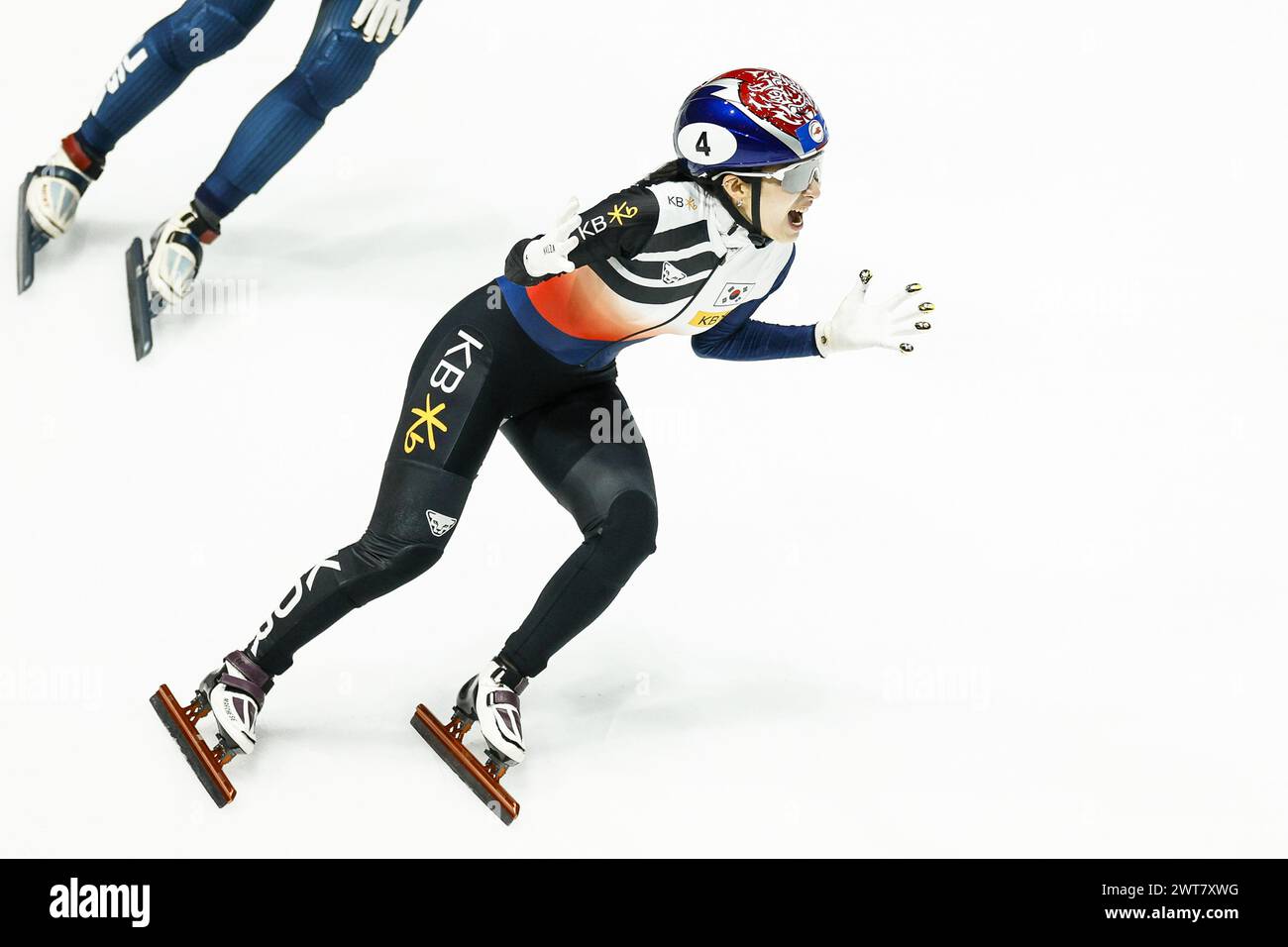 ROTTERDAM - Gilli Kim (KOR) célèbre sa première place lors de la finale féminine A du 1500 mètres aux Championnats du monde sur courte piste à Ahoy. ANP KOEN VAN WEEL crédit : ANP/Alamy Live News Banque D'Images