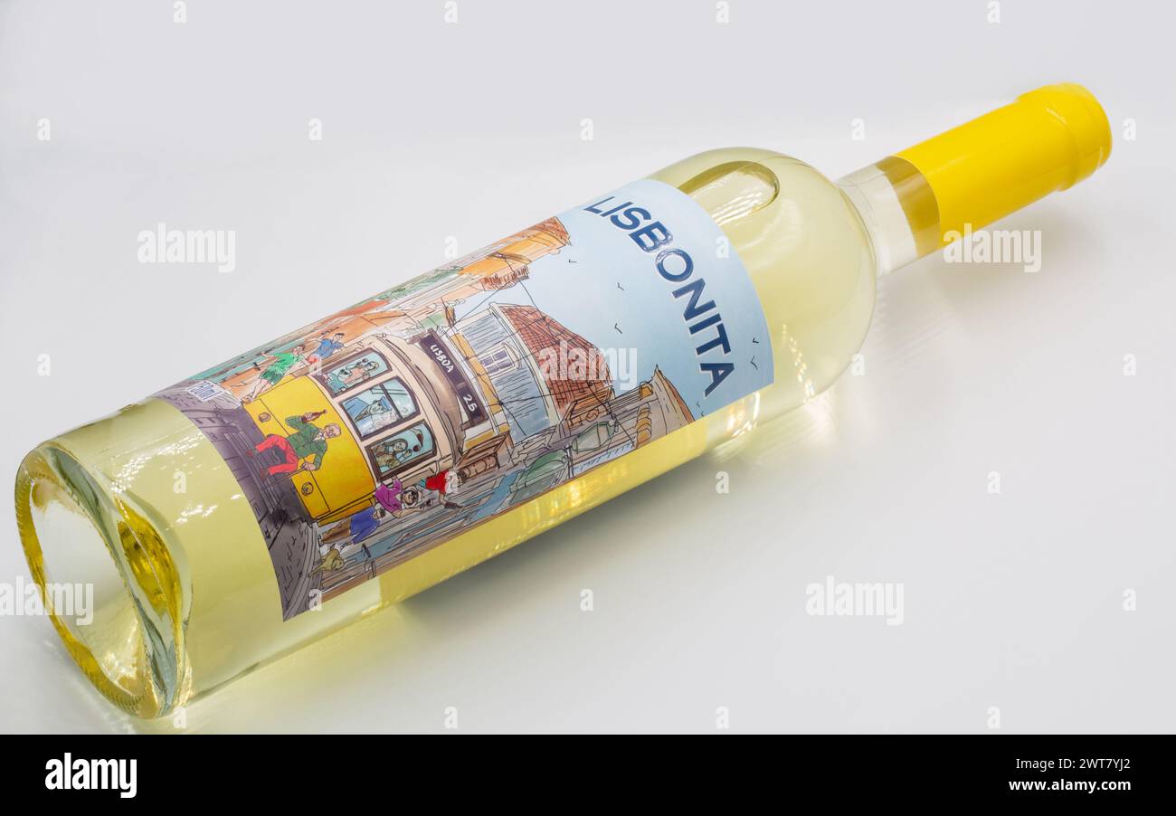 Kiev, Ukraine - 03 septembre 2022 : tournage studio de Lisbonita bouteille de vin sec blanc portugais gros plan sur fond blanc. Banque D'Images
