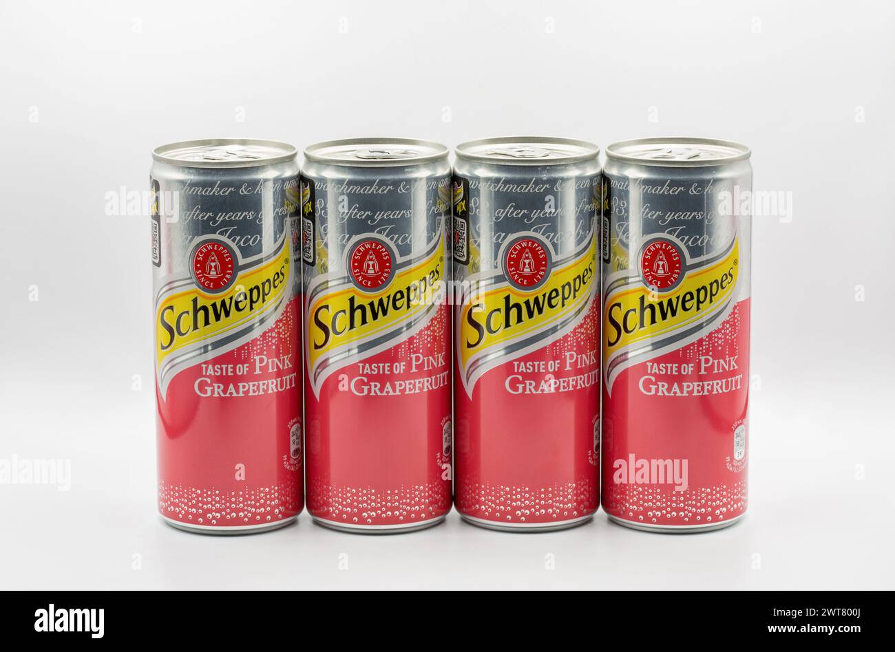 Kiev, Ukraine - 15 décembre 2022 : Studio Shoot de Schweppes Pink Grapefruit original Cans gros plan sur fond blanc. Schweppes est une beve suisse Banque D'Images