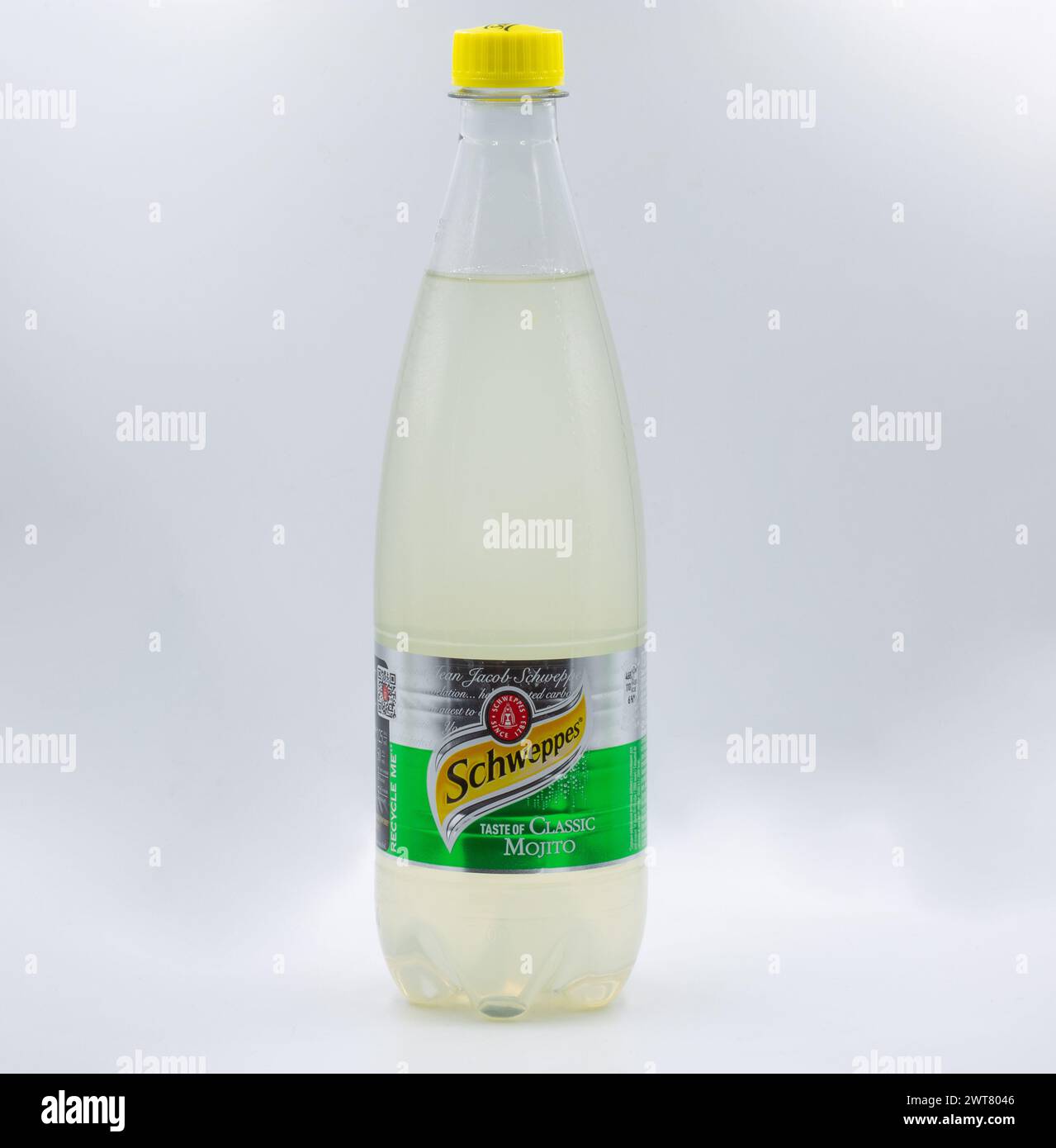 Kiev, Ukraine - 31 décembre 2023 : Schweppes Classic Mojito boisson sucrée en bouteille en plastique gros plan sur fond blanc. Schweppes était l'un d'entre eux Banque D'Images