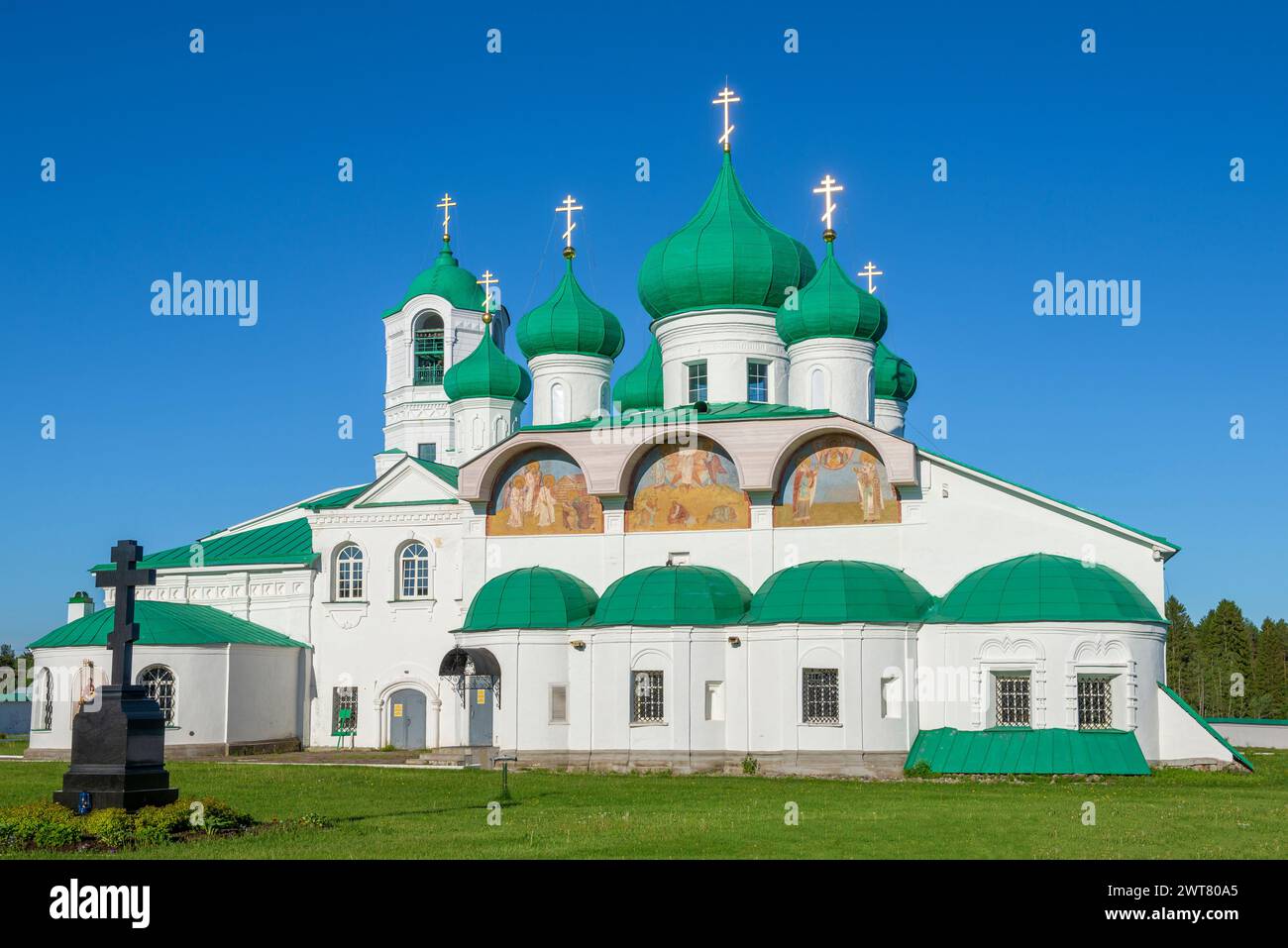 Façade de l'ancienne cathédrale de la Transfiguration (1644) par une journée ensoleillée de juin. Monastère Alexandre-Svirsky. Région de Leningrad, Russie Banque D'Images