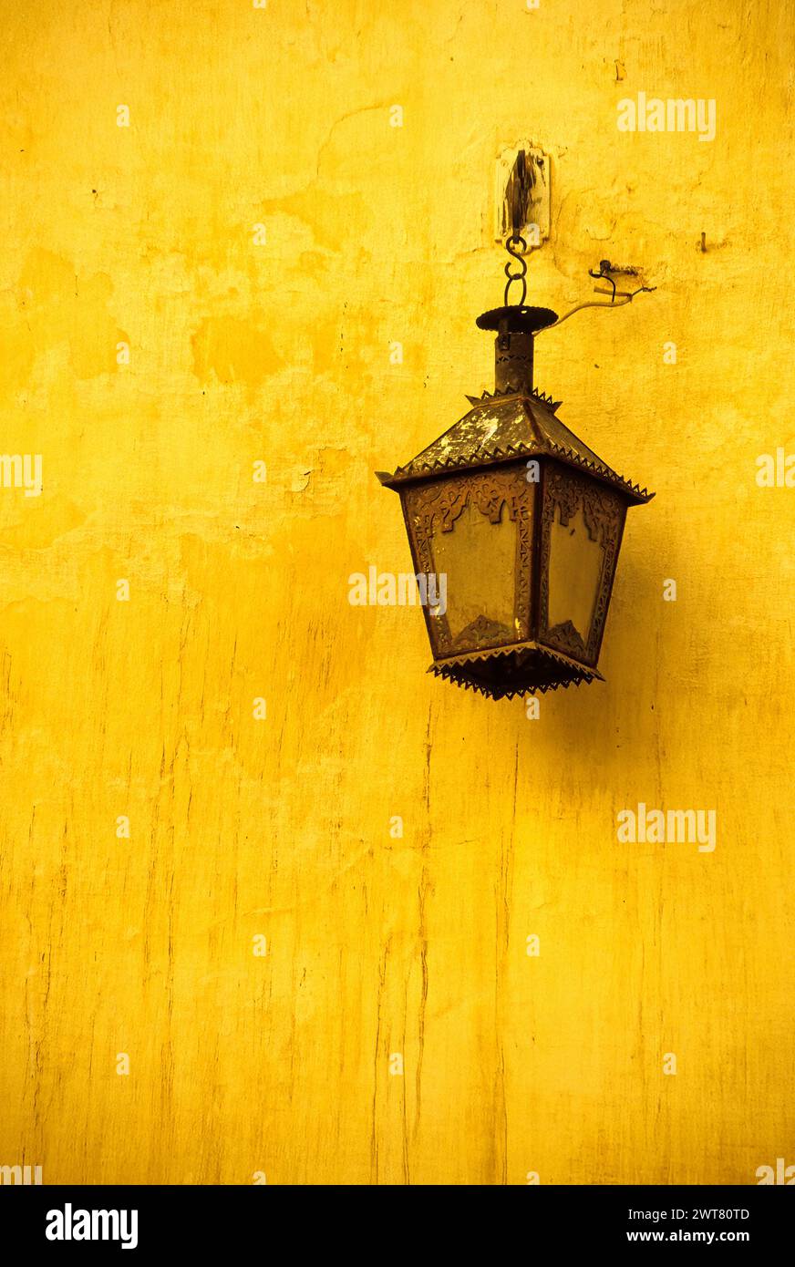 Meknès, Maroc. Mausolée de Moulay Ismail. Vieille lumière sur le mur. Banque D'Images