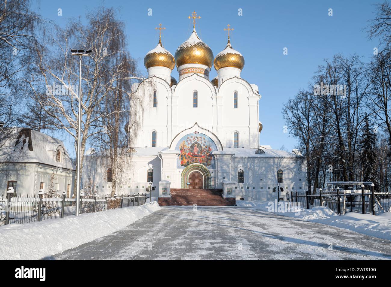 Cathédrale de l'Assomption de la Bienheureuse Vierge Marie un jour de janvier glacial. Yaroslavl, anneau d'or de la Russie Banque D'Images